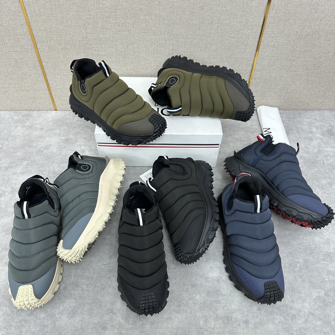 💋💍Moncler New Trailgrip Après Men's Sneaker Official Price RMB ¥9900 Inspired by the brand's DNA, this slip-on sneaker is padded with elements derived from the design of a classic jacket Made from functional fabric fabrics Rubber sole adapts the sneaker to all terrains Gives the shoe excellent grip Comfortable and slip-resistant performance Trailgrip sneakers are designed to provide comfort and stability for outdoor sports with constant companionship Easy to clean OrthoLite® insole enhances breathability and offers cushioning Lightweight and flexible Slip-resistant Trailgrip sneakers are designed to be a constant companion during outdoor activities, providing comfort and stability Easy-to-clean OrthoLite® insole enhances breathability and cushioning Lightweight and flexible EVA midsole for flexibility and lightweight Carbon fibers between the midsole and the upper for enhanced cushioning and resilience TPU footbed with high performance Vibram® Megagrip composite rubber sole Megagrip rubber composite sole and outsole for all terrains Features an insole Sole height approx. 4.5 cm Trailgrip men's sneakers for running, hiking and outdoor walking offer protection and lightweight comfort! Available in four colors!Standard shoe size: 39-44# (38.45🉑 customized) P¥840