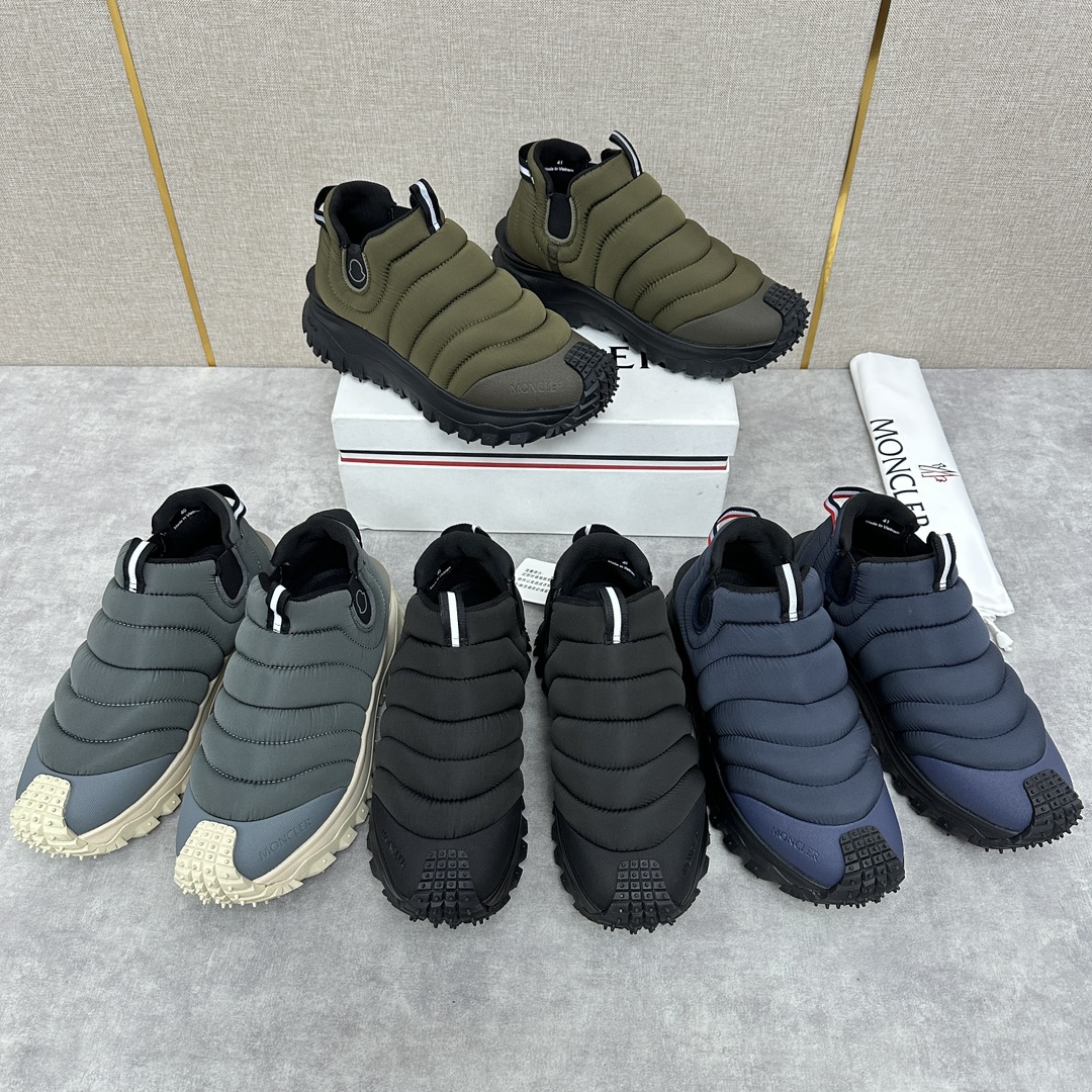 💋💍Moncler New Trailgrip Après Men's Sneaker Official Price RMB ¥9900 Inspired by the brand's DNA, this slip-on sneaker is padded with elements derived from the design of a classic jacket Made from functional fabric fabrics Rubber sole adapts the sneaker to all terrains Gives the shoe excellent grip Comfortable and slip-resistant performance Trailgrip sneakers are designed to provide comfort and stability for outdoor sports with constant companionship Easy to clean OrthoLite® insole enhances breathability and offers cushioning Lightweight and flexible Slip-resistant Trailgrip sneakers are designed to be a constant companion during outdoor activities, providing comfort and stability Easy-to-clean OrthoLite® insole enhances breathability and cushioning Lightweight and flexible EVA midsole for flexibility and lightweight Carbon fibers between the midsole and the upper for enhanced cushioning and resilience TPU footbed with high performance Vibram® Megagrip composite rubber sole Megagrip rubber composite sole and outsole for all terrains Features an insole Sole height approx. 4.5 cm Trailgrip men's sneakers for running, hiking and outdoor walking offer protection and lightweight comfort! Available in four colors!Standard shoe size: 39-44# (38.45🉑 customized) P¥840