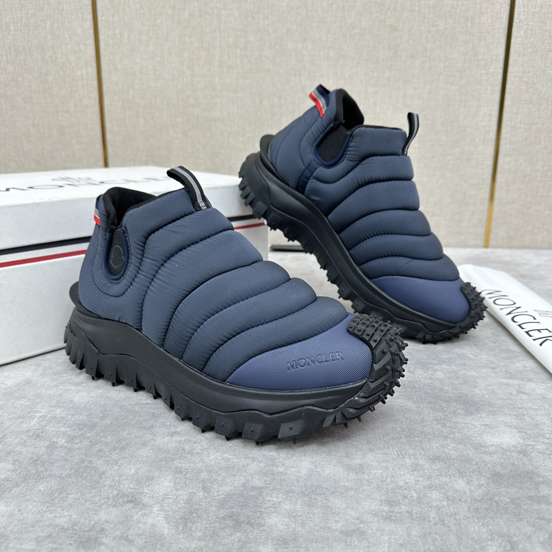 💋💍Moncler New Trailgrip Après Men's Sneaker Official Price RMB ¥9900 Inspired by the brand's DNA, this slip-on sneaker is padded with elements derived from the design of a classic jacket Made from functional fabric fabrics Rubber sole adapts the sneaker to all terrains Gives the shoe excellent grip Comfortable and slip-resistant performance Trailgrip sneakers are designed to provide comfort and stability for outdoor sports with constant companionship Easy to clean OrthoLite® insole enhances breathability and offers cushioning Lightweight and flexible Slip-resistant Trailgrip sneakers are designed to be a constant companion during outdoor activities, providing comfort and stability Easy-to-clean OrthoLite® insole enhances breathability and cushioning Lightweight and flexible EVA midsole for flexibility and lightweight Carbon fibers between the midsole and the upper for enhanced cushioning and resilience TPU footbed with high performance Vibram® Megagrip composite rubber sole Megagrip rubber composite sole and outsole for all terrains Features an insole Sole height approx. 4.5 cm Trailgrip men's sneakers for running, hiking and outdoor walking offer protection and lightweight comfort! Available in four colors!Standard shoe size: 39-44# (38.45🉑 customized) P¥840