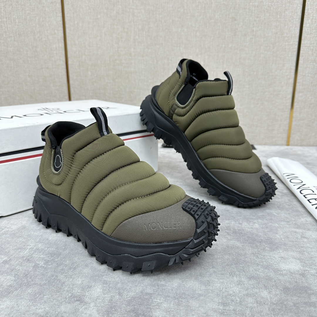 💋💍Moncler New Trailgrip Après Men's Sneaker Official Price RMB ¥9900 Inspired by the brand's DNA, this slip-on sneaker is padded with elements derived from the design of a classic jacket Made from functional fabric fabrics Rubber sole adapts the sneaker to all terrains Gives the shoe excellent grip Comfortable and slip-resistant performance Trailgrip sneakers are designed to provide comfort and stability for outdoor sports with constant companionship Easy to clean OrthoLite® insole enhances breathability and offers cushioning Lightweight and flexible Slip-resistant Trailgrip sneakers are designed to be a constant companion during outdoor activities, providing comfort and stability Easy-to-clean OrthoLite® insole enhances breathability and cushioning Lightweight and flexible EVA midsole for flexibility and lightweight Carbon fibers between the midsole and the upper for enhanced cushioning and resilience TPU footbed with high performance Vibram® Megagrip composite rubber sole Megagrip rubber composite sole and outsole for all terrains Features an insole Sole height approx. 4.5 cm Trailgrip men's sneakers for running, hiking and outdoor walking offer protection and lightweight comfort! Available in four colors!Standard shoe size: 39-44# (38.45🉑 customized) P¥840