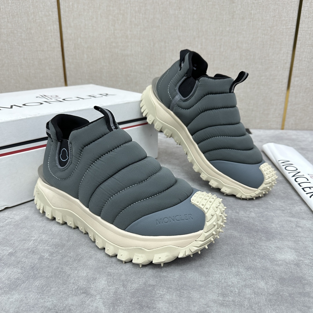 💋💍Moncler New Trailgrip Après Men's Sneaker Official Price RMB ¥9900 Inspired by the brand's DNA, this slip-on sneaker is padded with elements derived from the design of a classic jacket Made from functional fabric fabrics Rubber sole adapts the sneaker to all terrains Gives the shoe excellent grip Comfortable and slip-resistant performance Trailgrip sneakers are designed to provide comfort and stability for outdoor sports with constant companionship Easy to clean OrthoLite® insole enhances breathability and offers cushioning Lightweight and flexible Slip-resistant Trailgrip sneakers are designed to be a constant companion during outdoor activities, providing comfort and stability Easy-to-clean OrthoLite® insole enhances breathability and cushioning Lightweight and flexible EVA midsole for flexibility and lightweight Carbon fibers between the midsole and the upper for enhanced cushioning and resilience TPU footbed with high performance Vibram® Megagrip composite rubber sole Megagrip rubber composite sole and outsole for all terrains Features an insole Sole height approx. 4.5 cm Trailgrip men's sneakers for running, hiking and outdoor walking offer protection and lightweight comfort! Available in four colors!Standard shoe size: 39-44# (38.45🉑 customized) P¥840