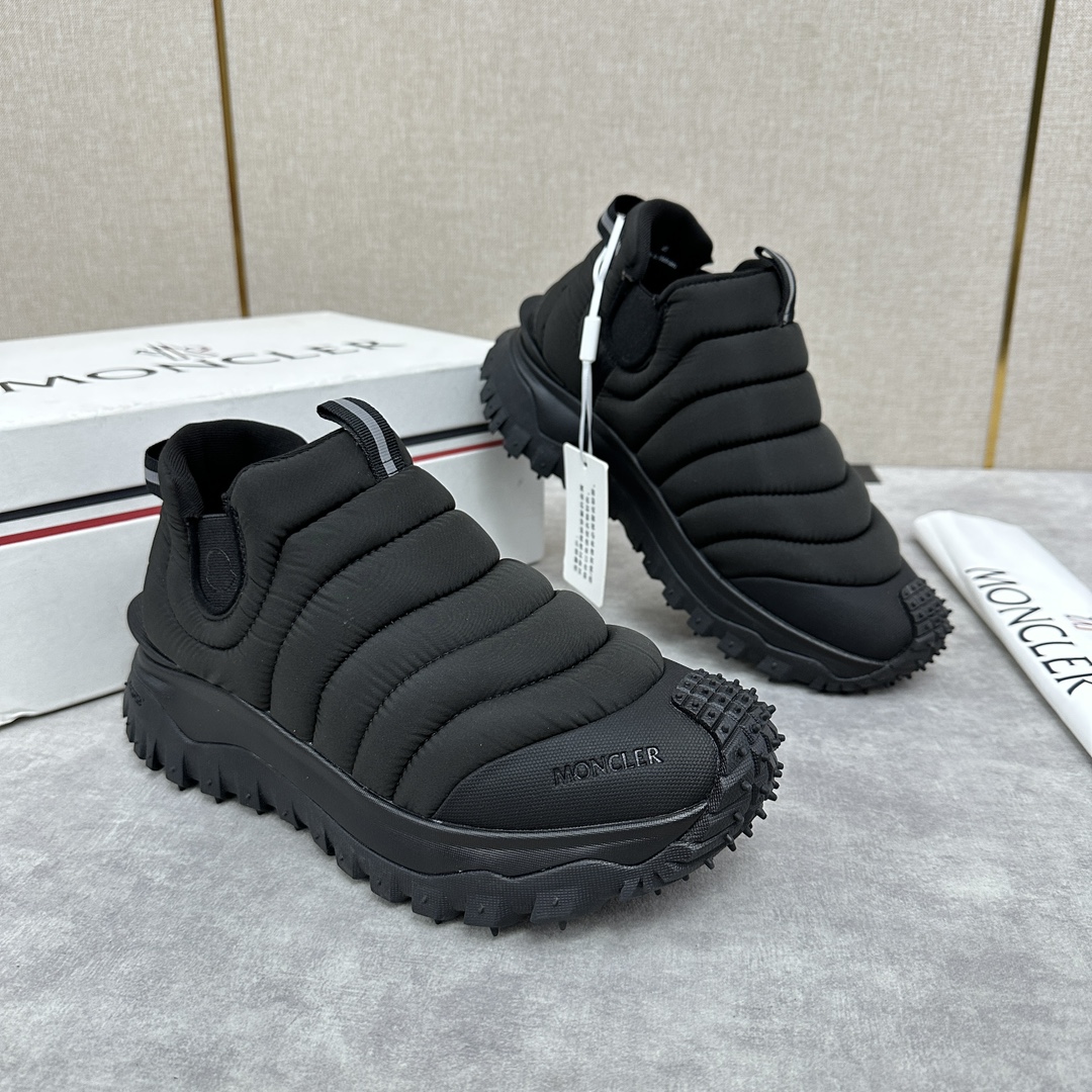 Moncler Trailgrip Après Men's Sneaker Inspired by the brand's DNA, this slip-on sneaker is lined with elements from the classic jacket design Made from functional fabrics Rubber sole adapts the sneaker to any terrain Gives the shoe excellent grip Comfortable and slip-resistant Trailgrip sneaker is designed for constant companionship during outdoor activities. Provides comfort and stability Easy-to-clean OrthoLite® insole enhances breathability and provides cushioning Lightweight and flexible EVA midsole for added flexibility and lightweight Carbon fibers between midsole and insole for enhanced cushioning and resilience TPU outsole High-performance Vibram® Megagrip composite Rubber insole and outsole Suitable for all terrains with insole SOLE HEIGHT Approx. 4.5 cm Trailgrip Men's Sneakers for running, hiking and outdoor walking Comfort and performance have been upgraded to provide protection and a lightweight wearing experience Ships in original box + dust bag! Available in four colors! Standard shoe size: 39-44# (38.45🉑 customized) P¥840-High-quality handbags