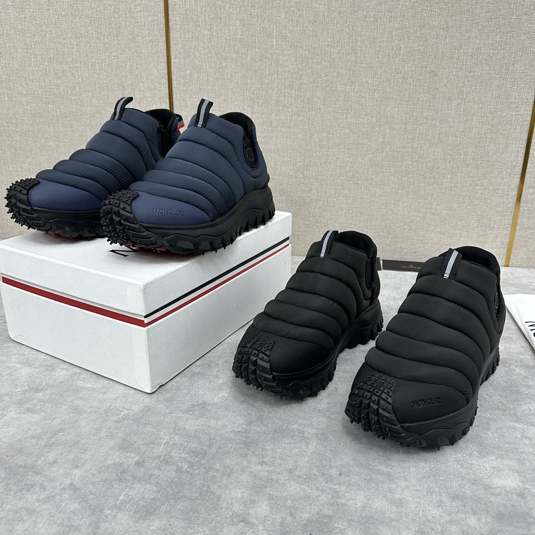 💋💍Moncler New Trailgrip Après Men's Sneaker Official Price RMB ¥9900 Inspired by the brand's DNA, this slip-on sneaker is padded with elements derived from the design of a classic jacket Made from functional fabric fabrics Rubber sole adapts the sneaker to all terrains Gives the shoe excellent grip Comfortable and slip-resistant performance Trailgrip sneakers are designed to provide comfort and stability for outdoor sports with constant companionship Easy to clean OrthoLite® insole enhances breathability and offers cushioning Lightweight and flexible Slip-resistant Trailgrip sneakers are designed to be a constant companion during outdoor activities, providing comfort and stability Easy-to-clean OrthoLite® insole enhances breathability and cushioning Lightweight and flexible EVA midsole for flexibility and lightweight Carbon fibers between the midsole and the upper for enhanced cushioning and resilience TPU footbed with high performance Vibram® Megagrip composite rubber sole Megagrip rubber composite sole and outsole for all terrains Features an insole Sole height approx. 4.5 cm Trailgrip men's sneakers for running, hiking and outdoor walking offer protection and lightweight comfort! Available in four colors!Standard shoe size: 39-44# (38.45🉑 customized) P¥840