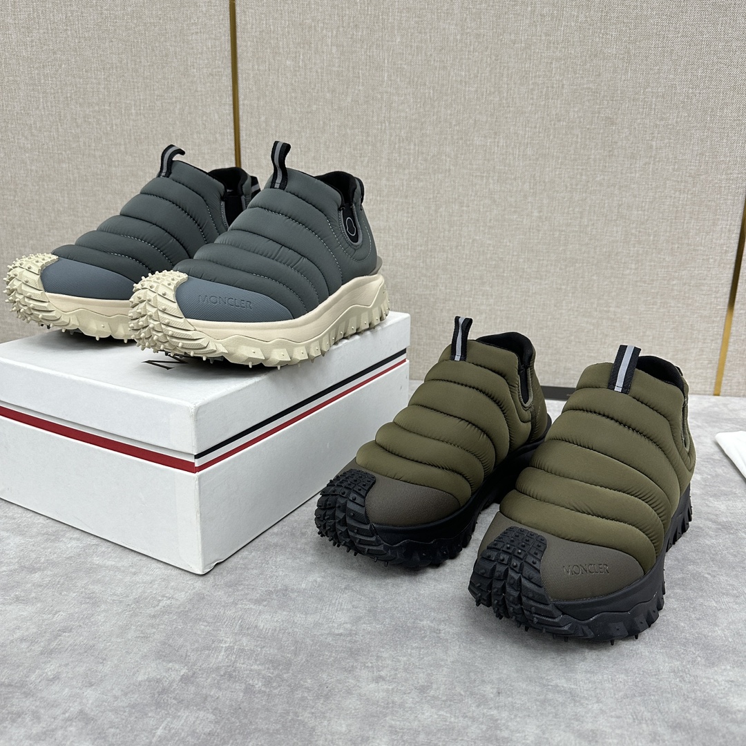 💋💍Moncler New Trailgrip Après Men's Sneaker Official Price RMB ¥9900 Inspired by the brand's DNA, this slip-on sneaker is padded with elements derived from the design of a classic jacket Made from functional fabric fabrics Rubber sole adapts the sneaker to all terrains Gives the shoe excellent grip Comfortable and slip-resistant performance Trailgrip sneakers are designed to provide comfort and stability for outdoor sports with constant companionship Easy to clean OrthoLite® insole enhances breathability and offers cushioning Lightweight and flexible Slip-resistant Trailgrip sneakers are designed to be a constant companion during outdoor activities, providing comfort and stability Easy-to-clean OrthoLite® insole enhances breathability and cushioning Lightweight and flexible EVA midsole for flexibility and lightweight Carbon fibers between the midsole and the upper for enhanced cushioning and resilience TPU footbed with high performance Vibram® Megagrip composite rubber sole Megagrip rubber composite sole and outsole for all terrains Features an insole Sole height approx. 4.5 cm Trailgrip men's sneakers for running, hiking and outdoor walking offer protection and lightweight comfort! Available in four colors!Standard shoe size: 39-44# (38.45🉑 customized) P¥840