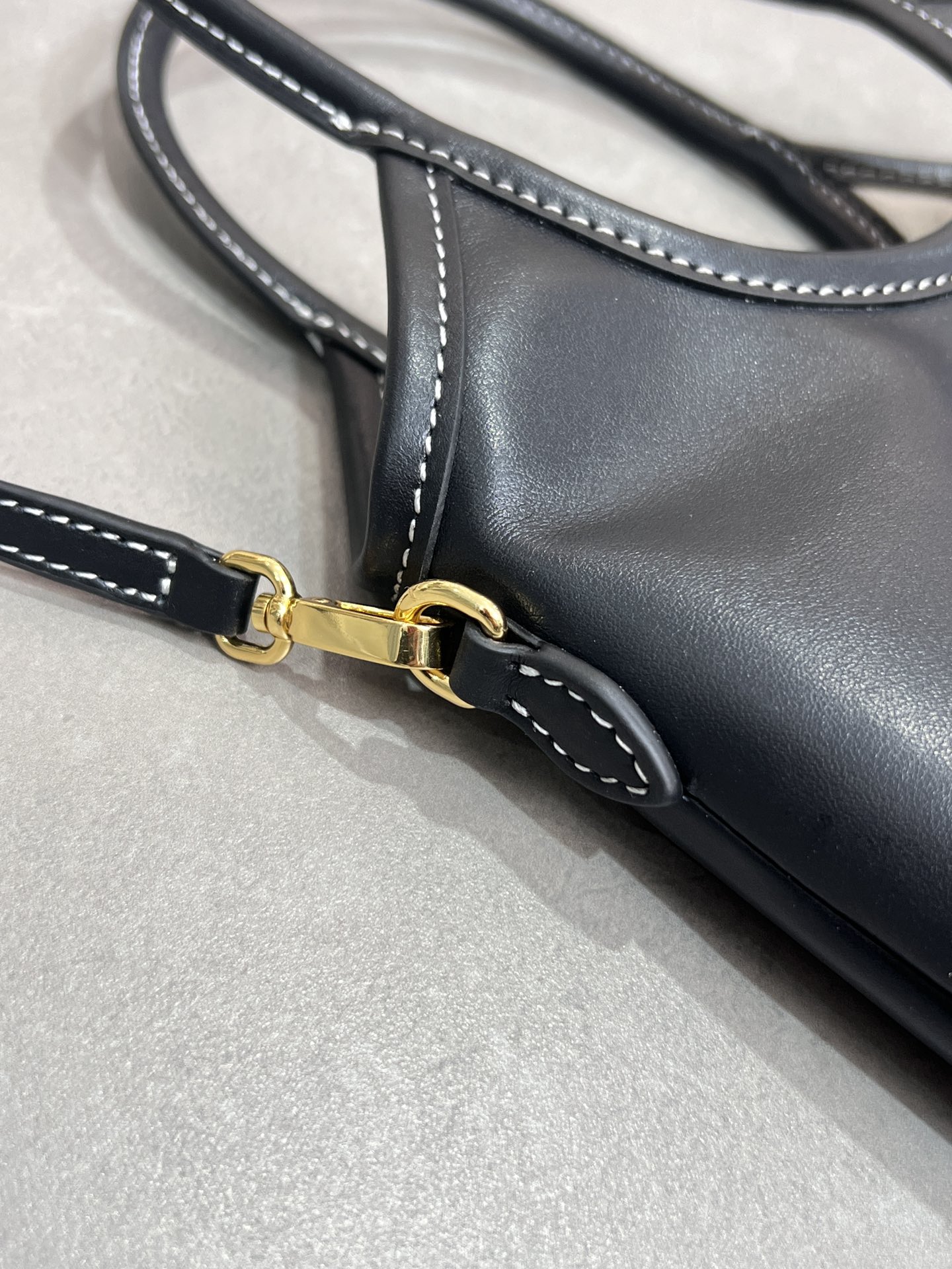 P1300 5BA281MiuMiu mini tote bagNew sizeCompact and cuteHighly adaptableChic, chic and versatileDetailed and sophisticatedClassic embossed monogram logo adds distinctive style and recognitionContinuing the Miu vintage styleCasual and free-spiritedWith detachable and adjustable leatherLong shoulder strapShoulder carryHand carryCrossbodyPractical and functionalSatin liningWith patch pocketsMeasurements:20 cm X 24 cm