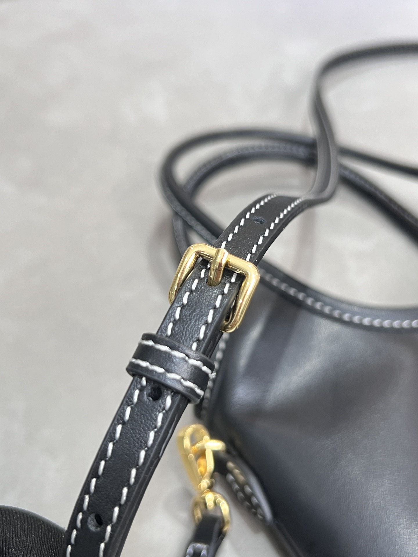 P1300 5BA281MiuMiu mini tote bagNew sizeCompact and cuteHighly adaptableChic, chic and versatileDetailed and sophisticatedClassic embossed monogram logo adds distinctive style and recognitionContinuing the Miu vintage styleCasual and free-spiritedWith detachable and adjustable leatherLong shoulder strapShoulder carryHand carryCrossbodyPractical and functionalSatin liningWith patch pocketsMeasurements:20 cm X 24 cm