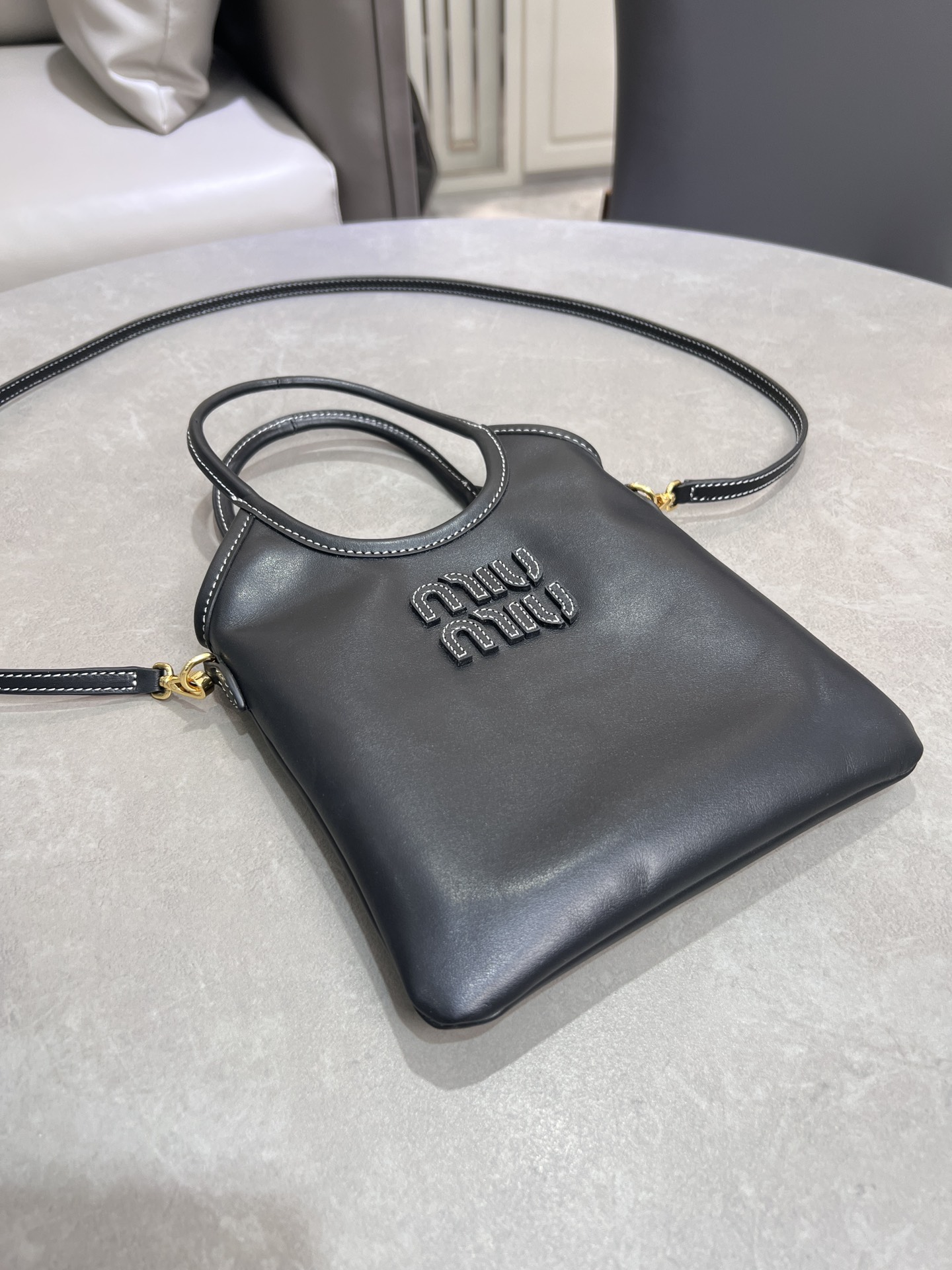 P1300 5BA281MiuMiu mini tote bagNew sizeCompact and cuteHighly adaptableChic, chic and versatileDetailed and sophisticatedClassic embossed monogram logo adds distinctive style and recognitionContinuing the Miu vintage styleCasual and free-spiritedWith detachable and adjustable leatherLong shoulder strapShoulder carryHand carryCrossbodyPractical and functionalSatin liningWith patch pocketsMeasurements:20 cm X 24 cm