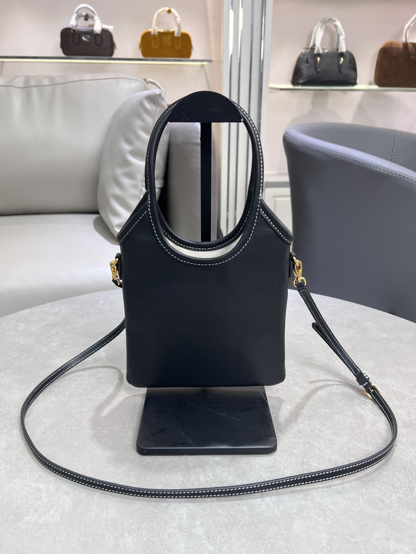 P1300 5BA281MiuMiu mini tote bagNew sizeCompact and cuteHighly adaptableChic, chic and versatileDetailed and sophisticatedClassic embossed monogram logo adds distinctive style and recognitionContinuing the Miu vintage styleCasual and free-spiritedWith detachable and adjustable leatherLong shoulder strapShoulder carryHand carryCrossbodyPractical and functionalSatin liningWith patch pocketsMeasurements:20 cm X 24 cm