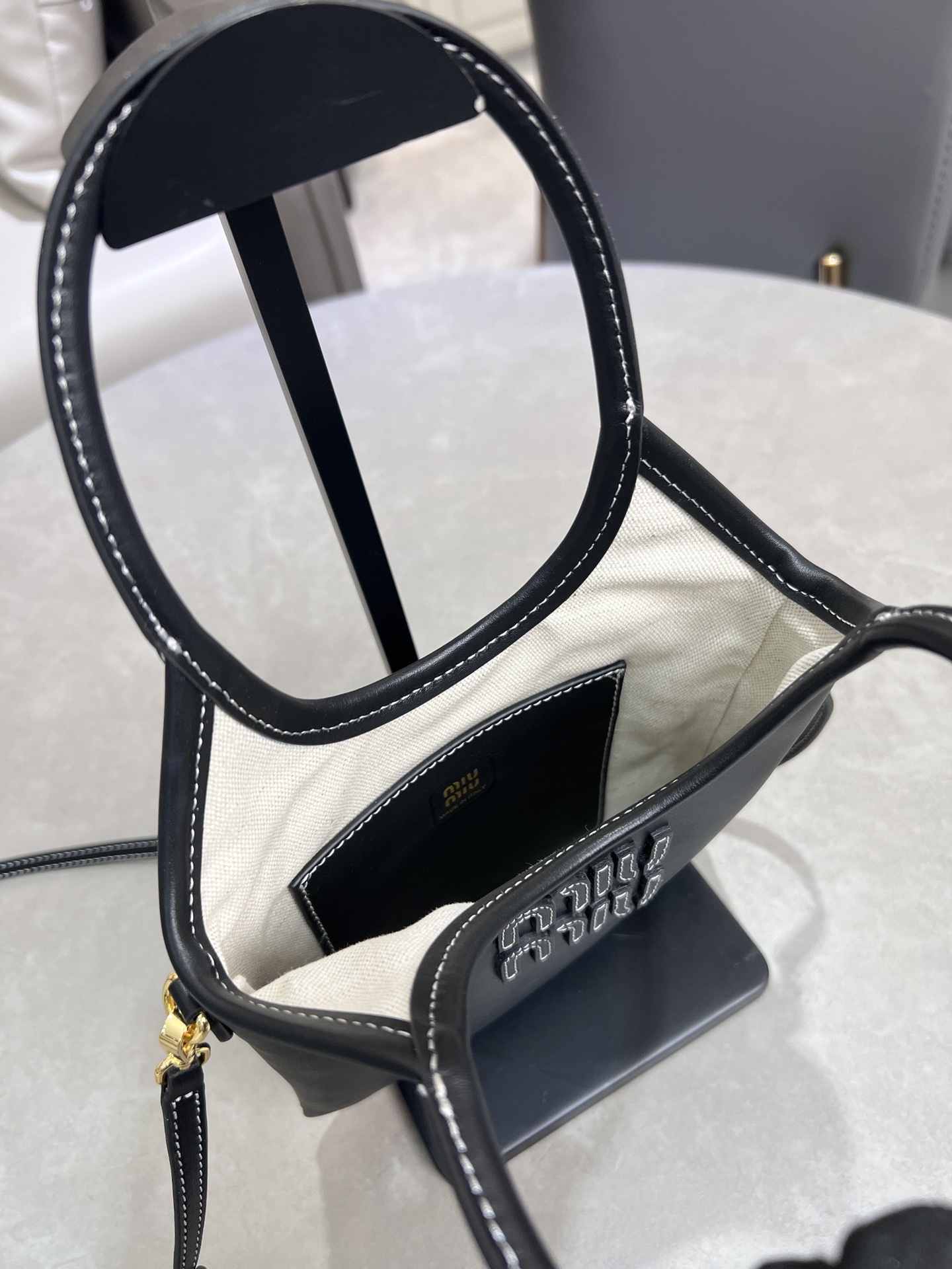 P1300 5BA281MiuMiu mini tote bagNew sizeCompact and cuteHighly adaptableChic, chic and versatileDetailed and sophisticatedClassic embossed monogram logo adds distinctive style and recognitionContinuing the Miu vintage styleCasual and free-spiritedWith detachable and adjustable leatherLong shoulder strapShoulder carryHand carryCrossbodyPractical and functionalSatin liningWith patch pocketsMeasurements:20 cm X 24 cm