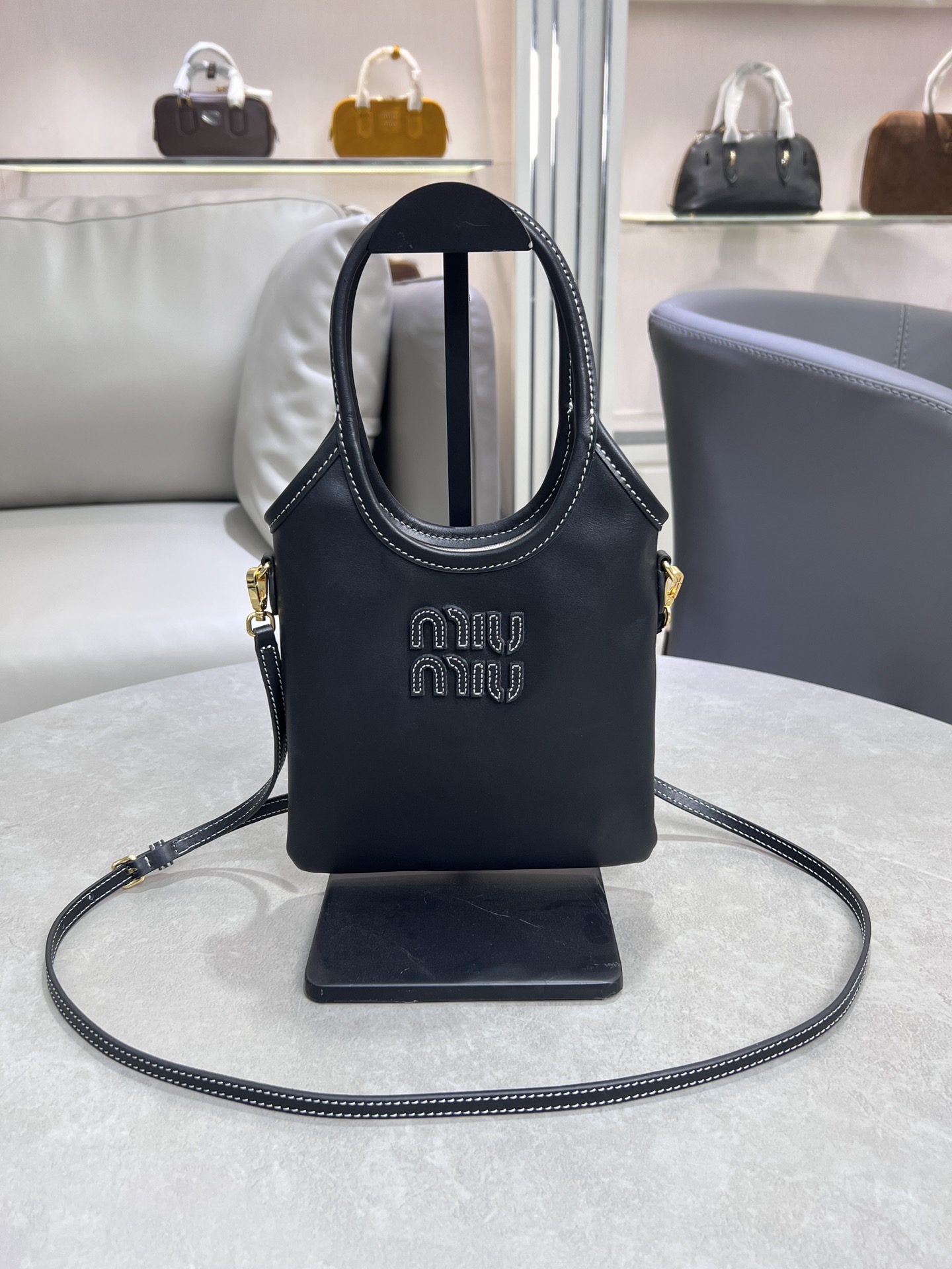 P1300 5BA281MiuMiu mini tote bagNew sizeCompact and cuteHighly adaptableChic, chic and versatileDetailed and sophisticatedClassic embossed monogram logo adds distinctive style and recognitionContinuing the Miu vintage styleCasual and free-spiritedWith detachable and adjustable leatherLong shoulder strapShoulder carryHand carryCrossbodyPractical and functionalSatin liningWith patch pocketsMeasurements:20 cm X 24 cm