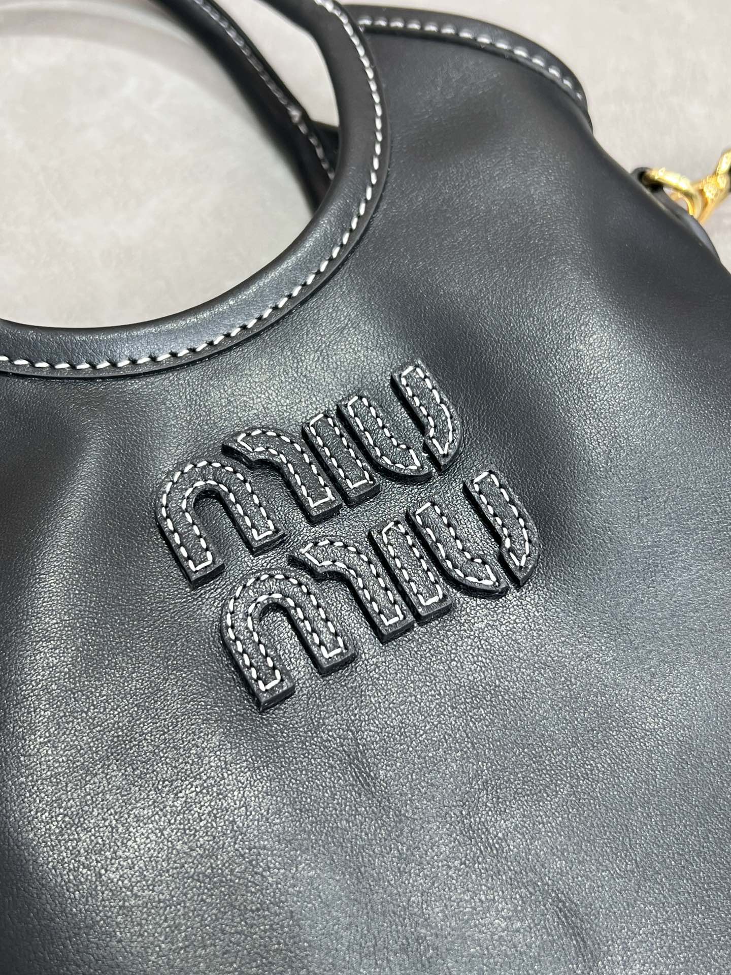 P1300 5BA281MiuMiu mini tote bagNew sizeCompact and cuteHighly adaptableChic, chic and versatileDetailed and sophisticatedClassic embossed monogram logo adds distinctive style and recognitionContinuing the Miu vintage styleCasual and free-spiritedWith detachable and adjustable leatherLong shoulder strapShoulder carryHand carryCrossbodyPractical and functionalSatin liningWith patch pocketsMeasurements:20 cm X 24 cm