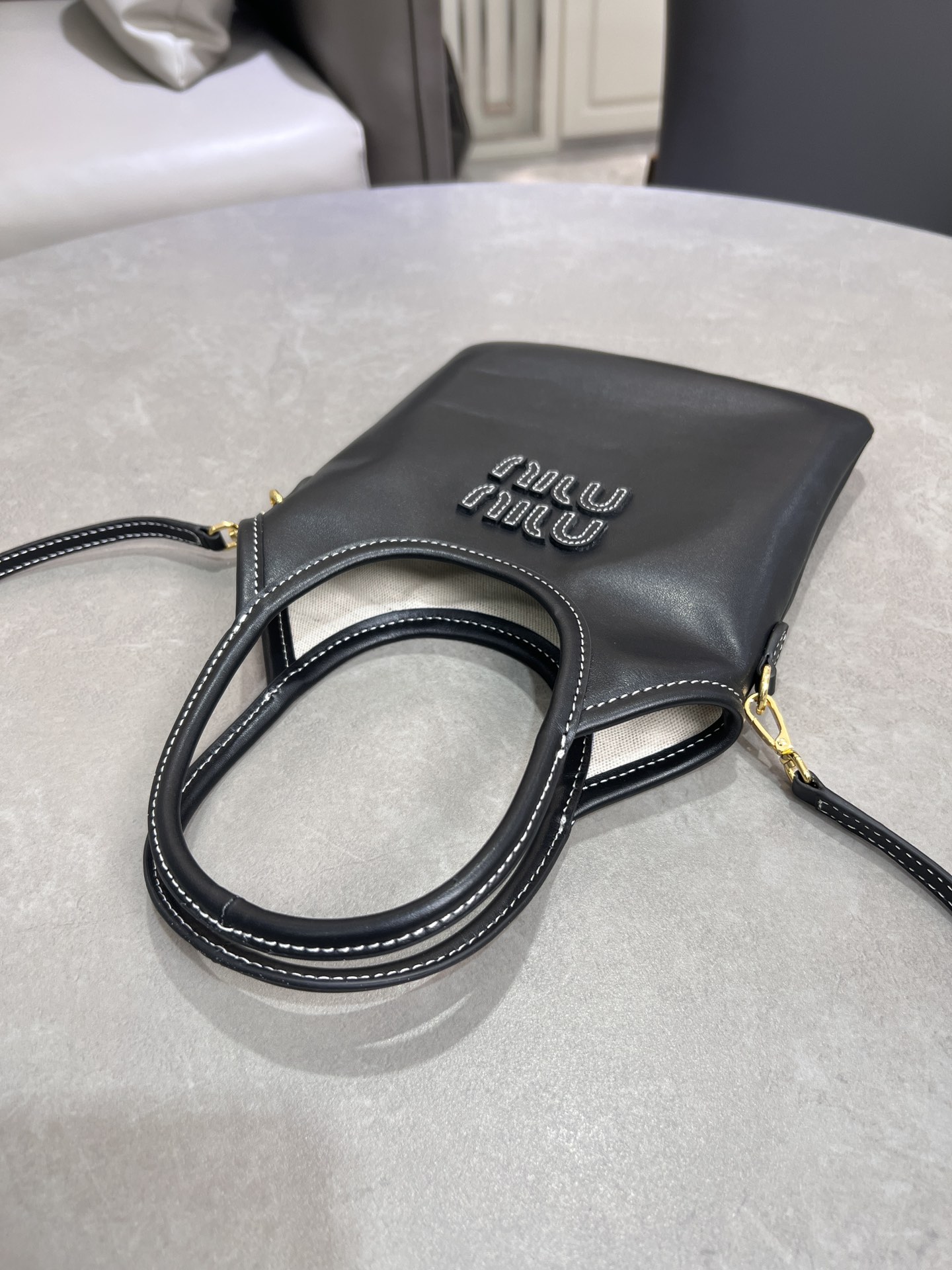 P1300 5BA281MiuMiu mini tote bagNew sizeCompact and cuteHighly adaptableChic, chic and versatileDetailed and sophisticatedClassic embossed monogram logo adds distinctive style and recognitionContinuing the Miu vintage styleCasual and free-spiritedWith detachable and adjustable leatherLong shoulder strapShoulder carryHand carryCrossbodyPractical and functionalSatin liningWith patch pocketsMeasurements:20 cm X 24 cm