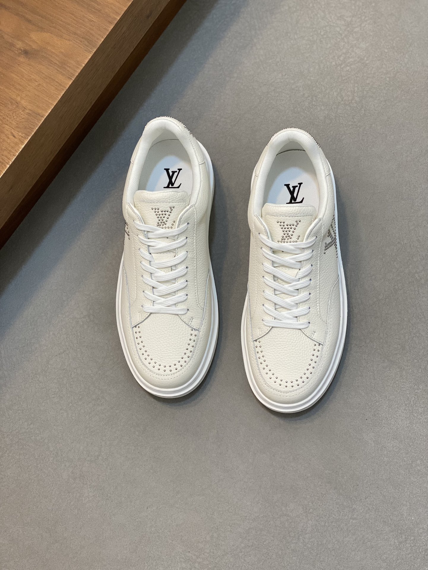 P840 LV 
  
-鞋面：高丝光小牛皮、高周波品牌logo
-内里：意大利进口透气网布
-大底：舒适🌲TPU🌲成型大底
-超高品控·做工精细：凸显(高端·贵气·档次)
-Size ：38-44（45可订做)-高仿包包