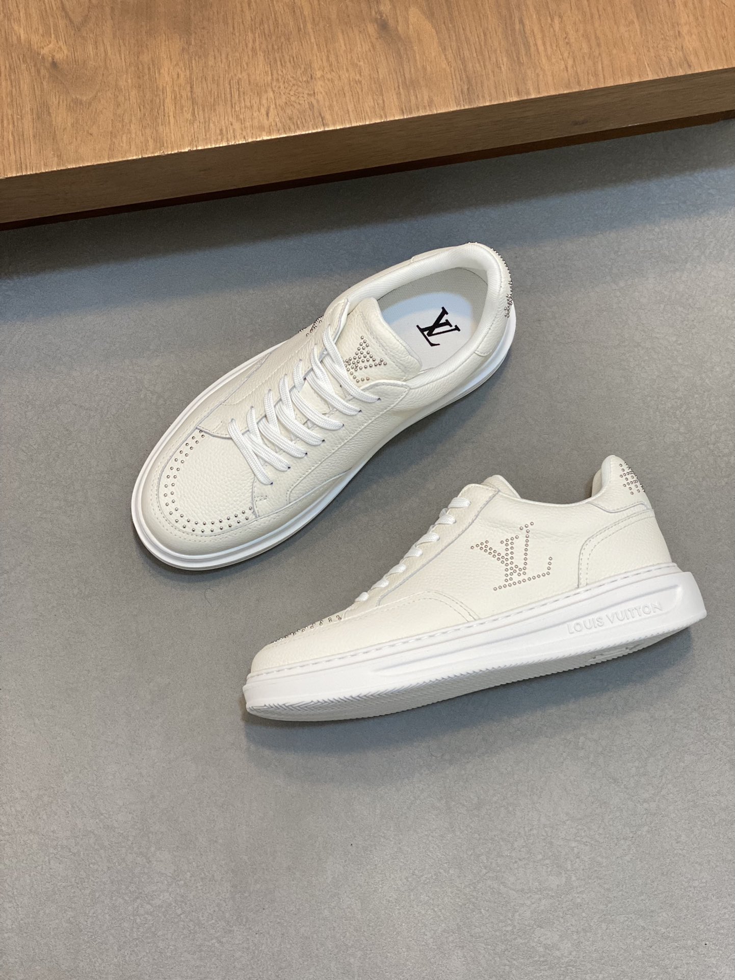 图片[5]-P840 LV 
  
-鞋面：高丝光小牛皮、高周波品牌logo
-内里：意大利进口透气网布
-大底：舒适🌲TPU🌲成型大底
-超高品控·做工精细：凸显(高端·贵气·档次)
-Size ：38-44（45可订做)-高仿包包