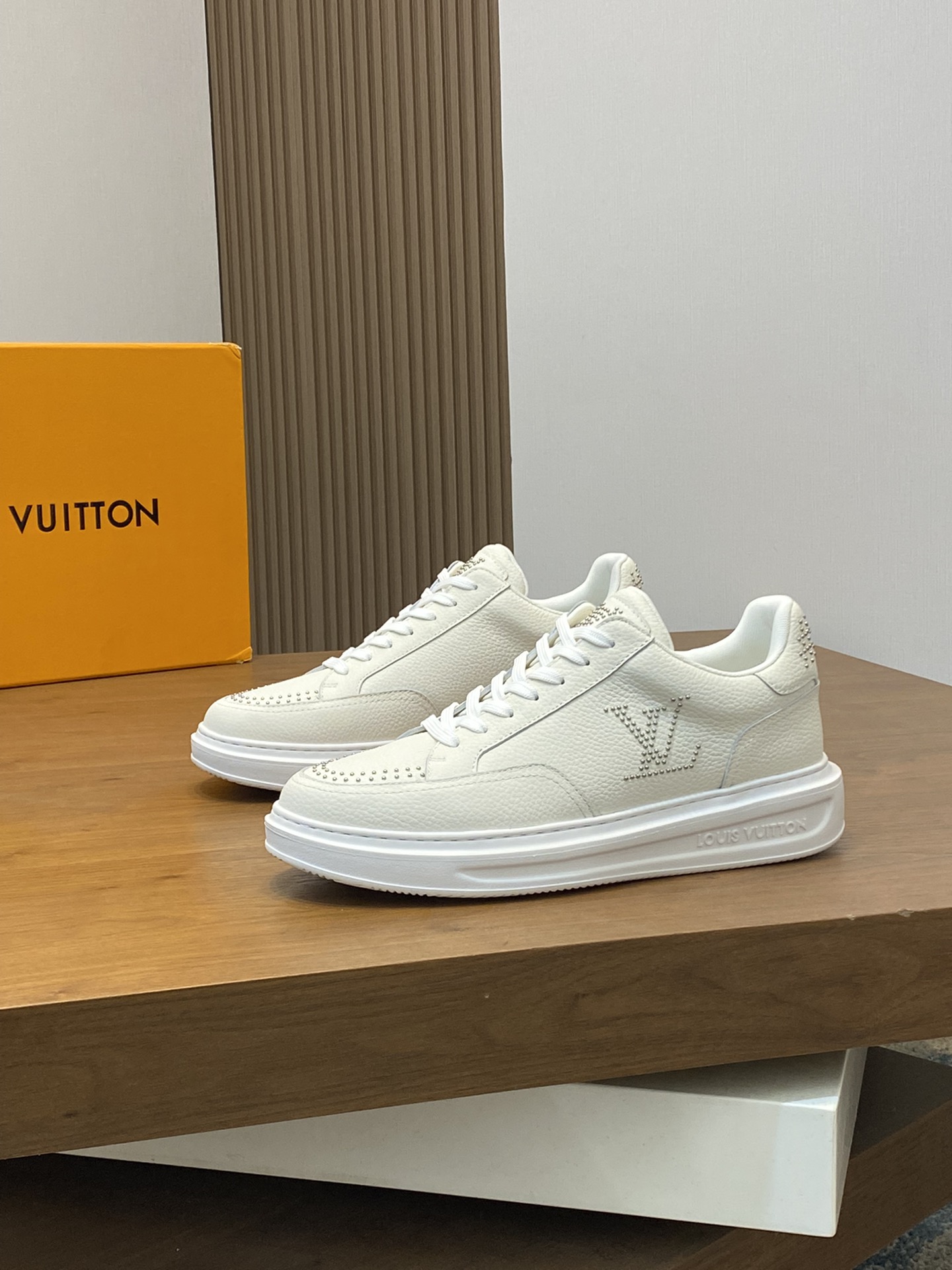 图片[3]-P840 LV 
  
-鞋面：高丝光小牛皮、高周波品牌logo
-内里：意大利进口透气网布
-大底：舒适🌲TPU🌲成型大底
-超高品控·做工精细：凸显(高端·贵气·档次)
-Size ：38-44（45可订做)-高仿包包