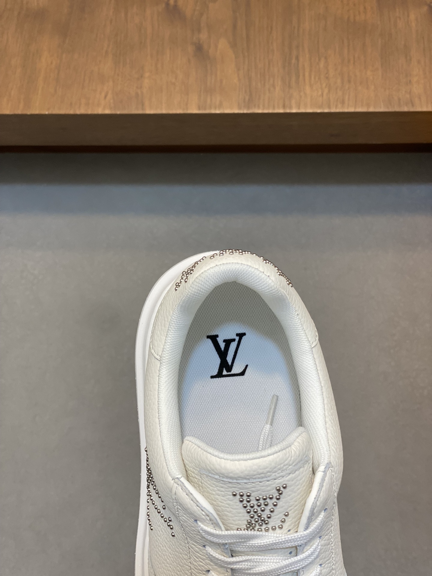 图片[7]-P840 LV 
  
-鞋面：高丝光小牛皮、高周波品牌logo
-内里：意大利进口透气网布
-大底：舒适🌲TPU🌲成型大底
-超高品控·做工精细：凸显(高端·贵气·档次)
-Size ：38-44（45可订做)-高仿包包
