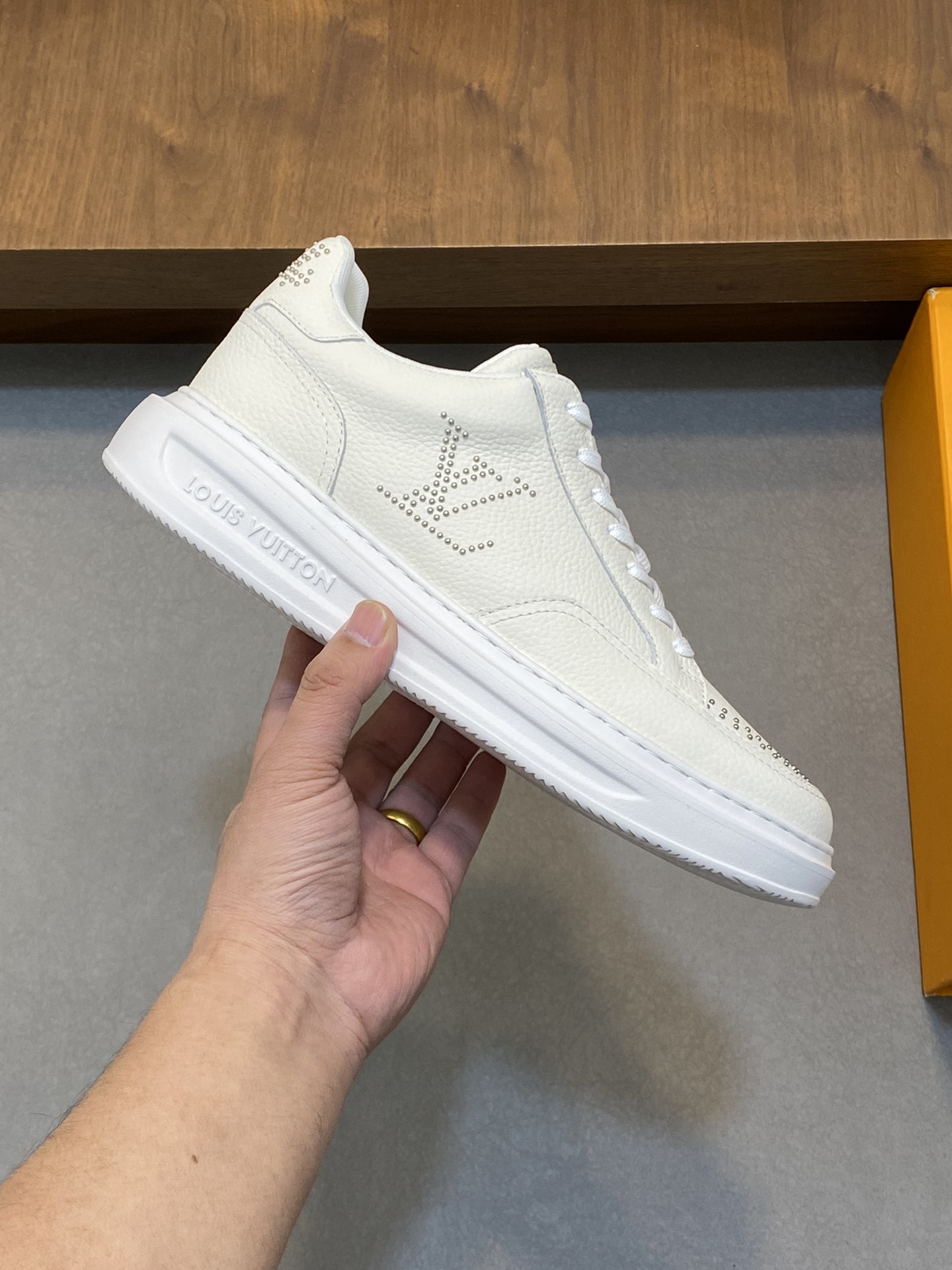 图片[4]-P840 LV 
  
-鞋面：高丝光小牛皮、高周波品牌logo
-内里：意大利进口透气网布
-大底：舒适🌲TPU🌲成型大底
-超高品控·做工精细：凸显(高端·贵气·档次)
-Size ：38-44（45可订做)-高仿包包