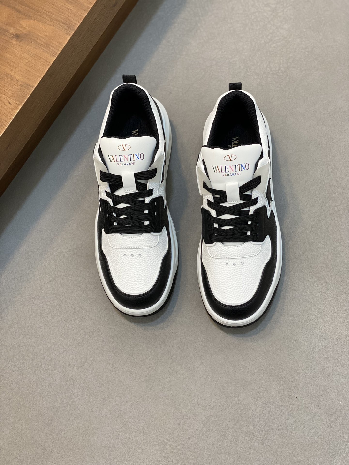 P720 VLTN华伦 𝑶𝒏𝒆𝑺𝒕𝒖𝒅 运动鞋系列 2024情侣运动鞋 火爆发售. 原版ZP入购拆解. 反复打版调改. 力要一比一还原！顶级奢华力作 招牌柳钉设计 柔软舒适的真羊皮 带来卓越优雅的质感 与极佳的上脚舒适感 版本鞋面：进口小牛皮面/原版油边工艺 内里：水染牛皮内里 大底：原版开发𝐓𝐏𝐔双色组合大底 包装：原版配置全套包装 码数：男35-44（.45、订做）-高仿包包