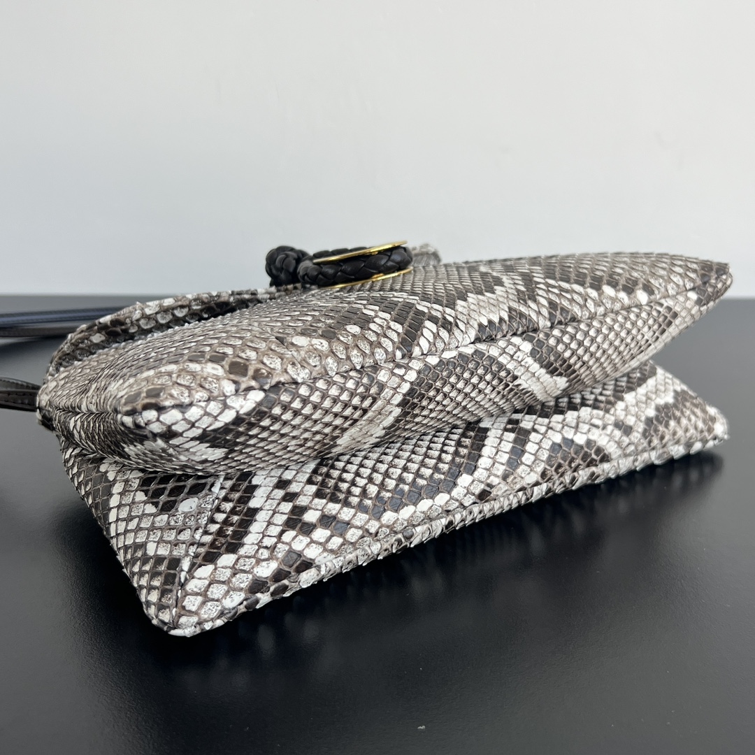 Bv Liberta Snakeskin Crossbody Bag 🐍 806030 Made of python skin scales from Vietnam raised complete and fine scales fine grain pattern color bright full 👍 for the bag brings unparalleled texture and feel 👍 bag with metal lock clasp not only enhances the overall sense of luxury but also makes the bag is very collectable end of the year to participate in the party too Milk Si 💕Size: 27.5x16x6 small expensive