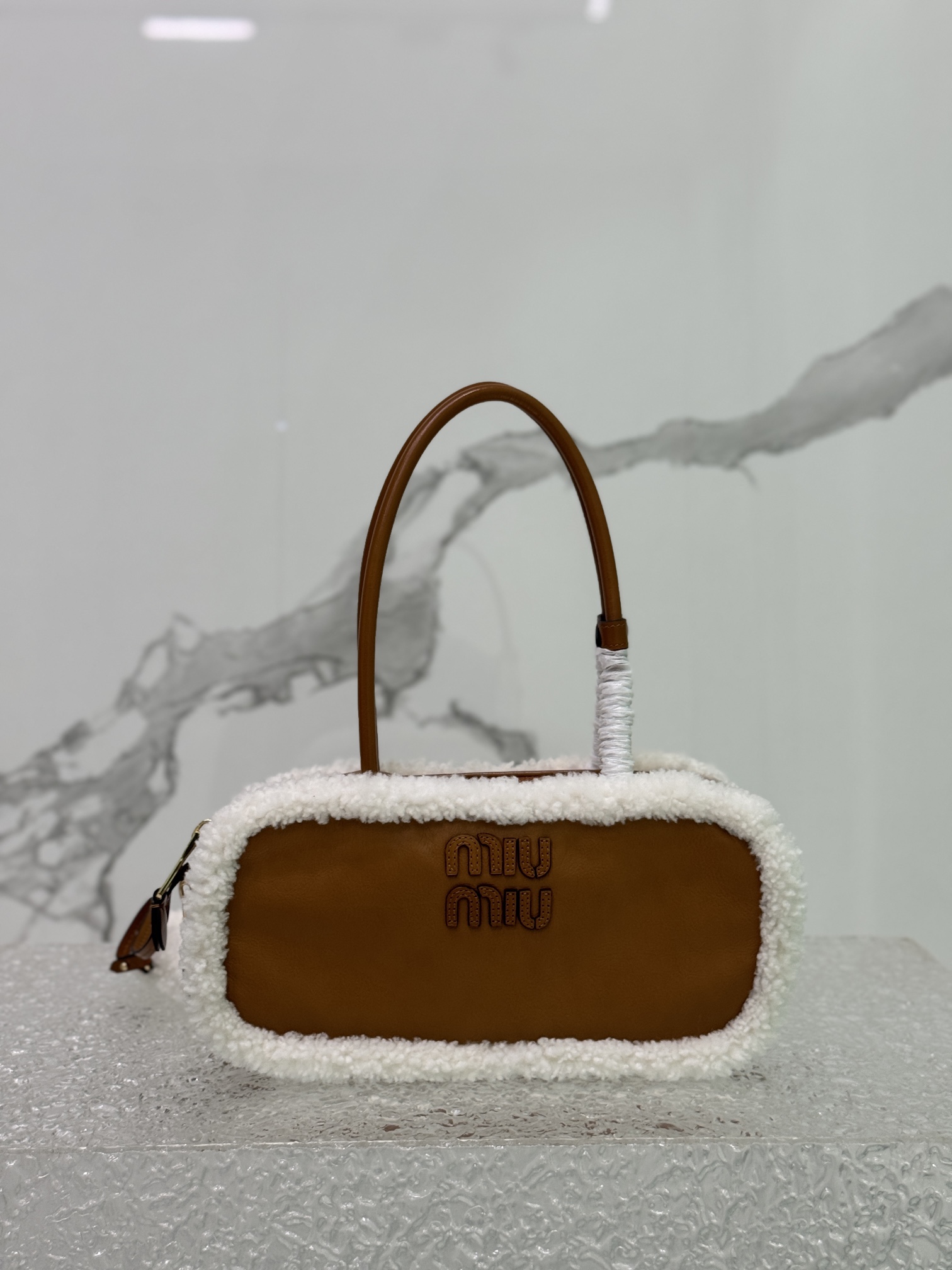 ❤️ lamb's woolMiuMiu new size briefcase using top imported calfskin leather smooth delicate soft cotton satin lining this bag is cool framing exquisite multi-functional design fusion of men's and women's elements of casual laziness natural spontaneity full of personality oversized capacity is also very lightweight simple but not simple new size adaptability higher the major fashion trendsetters almost manually a Model No.:5bb148Size: 29X17X9cm (with original packaging)