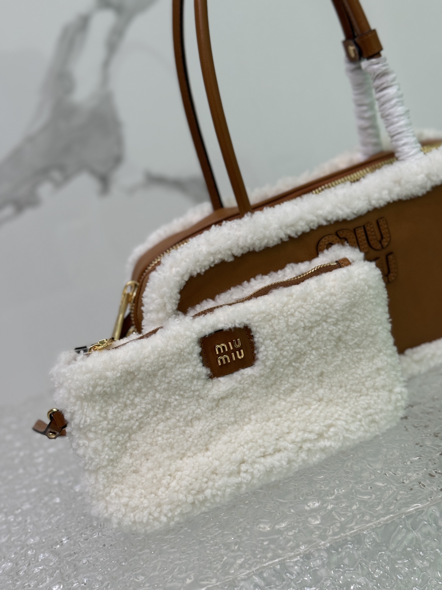 ❤️ lamb's woolMiuMiu new size briefcase using top imported calfskin leather smooth delicate soft cotton satin lining this bag is cool framing exquisite multi-functional design fusion of men's and women's elements of casual laziness natural spontaneity full of personality oversized capacity is also very lightweight simple but not simple new size adaptability higher the major fashion trendsetters almost manually a Model No.:5bb148Size: 29X17X9cm (with original packaging)