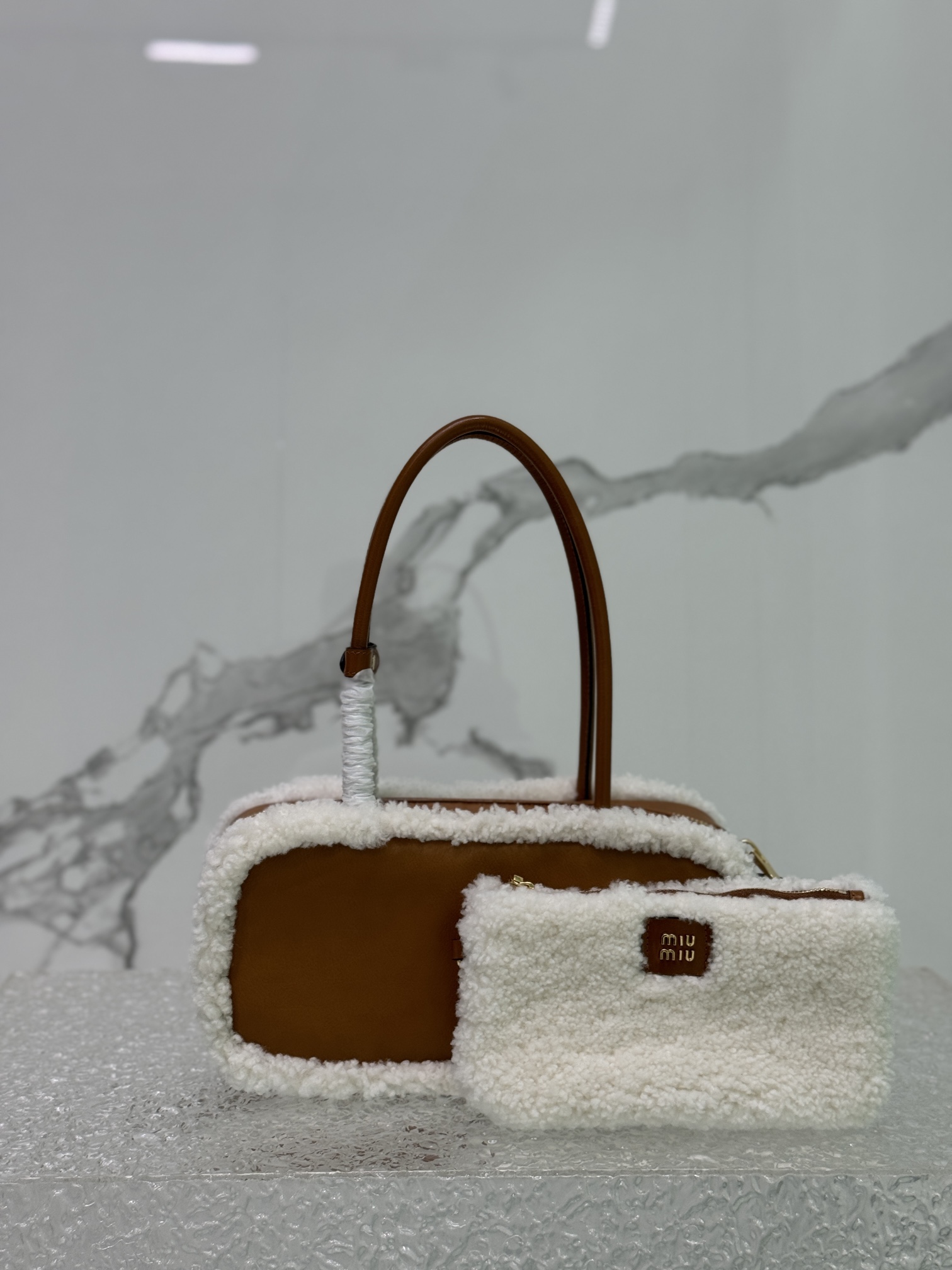 ❤️ lamb's woolMiuMiu new size briefcase using top imported calfskin leather smooth delicate soft cotton satin lining this bag is cool framing exquisite multi-functional design fusion of men's and women's elements of casual laziness natural spontaneity full of personality oversized capacity is also very lightweight simple but not simple new size adaptability higher the major fashion trendsetters almost manually a Model No.:5bb148Size: 29X17X9cm (with original packaging)