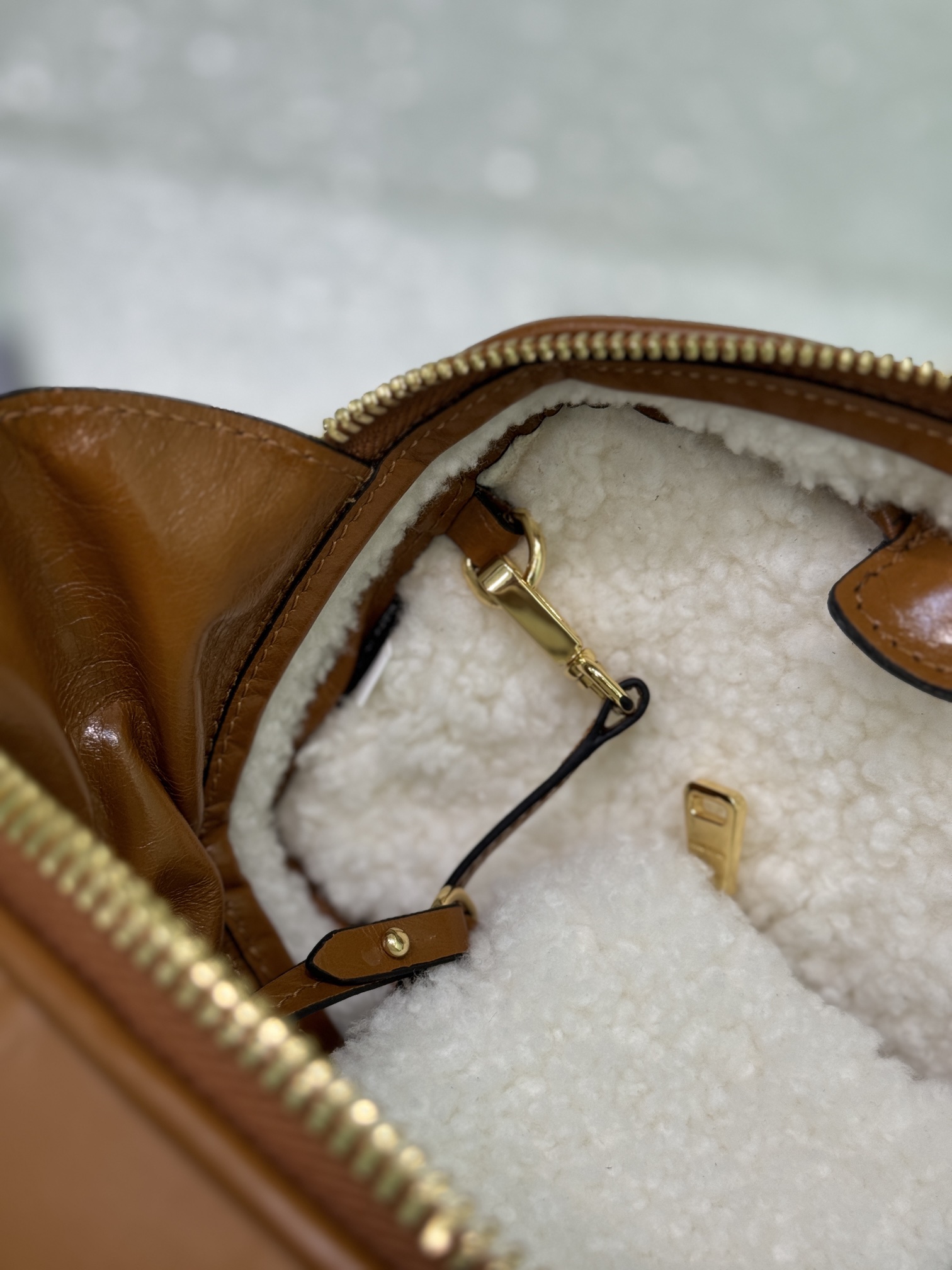 ❤️ lamb's woolMiuMiu new size briefcase using top imported calfskin leather smooth delicate soft cotton satin lining this bag is cool framing exquisite multi-functional design fusion of men's and women's elements of casual laziness natural spontaneity full of personality oversized capacity is also very lightweight simple but not simple new size adaptability higher the major fashion trendsetters almost manually a Model No.:5bb148Size: 29X17X9cm (with original packaging)
