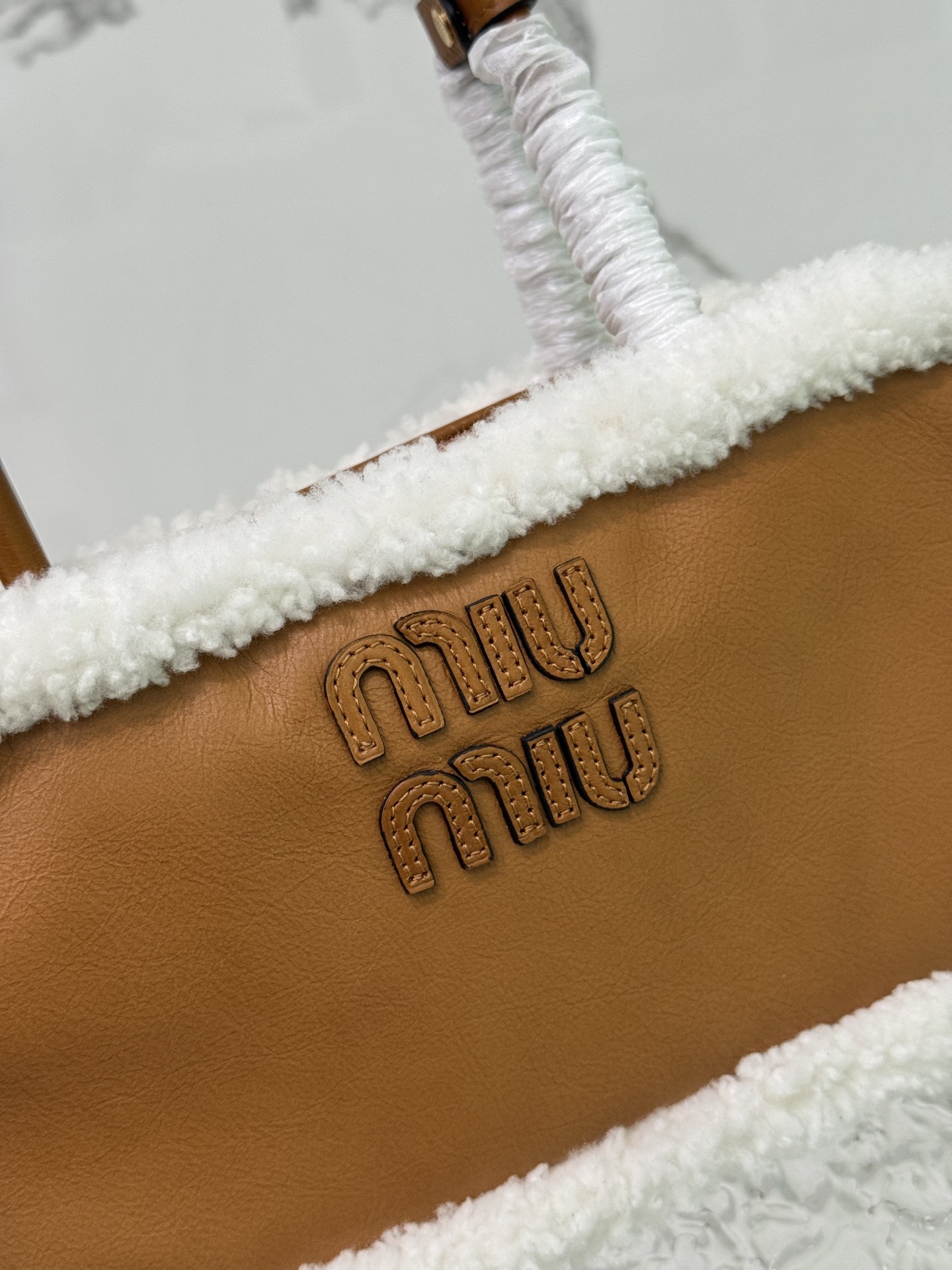 ❤️ lamb's woolMiuMiu new size briefcase using top imported calfskin leather smooth delicate soft cotton satin lining this bag is cool framing exquisite multi-functional design fusion of men's and women's elements of casual laziness natural spontaneity full of personality oversized capacity is also very lightweight simple but not simple new size adaptability higher the major fashion trendsetters almost manually a Model No.:5bb148Size: 29X17X9cm (with original packaging)