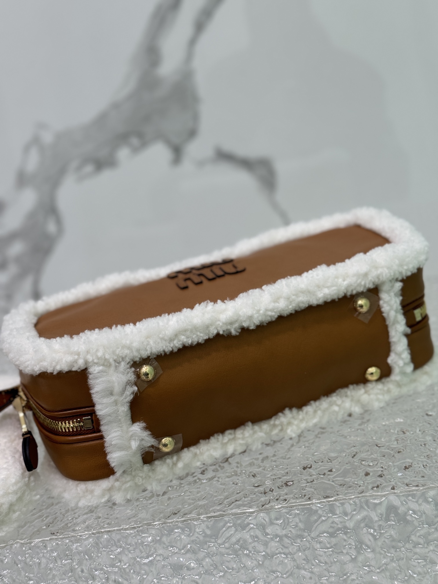 ❤️ lamb's woolMiuMiu new size briefcase using top imported calfskin leather smooth delicate soft cotton satin lining this bag is cool framing exquisite multi-functional design fusion of men's and women's elements of casual laziness natural spontaneity full of personality oversized capacity is also very lightweight simple but not simple new size adaptability higher the major fashion trendsetters almost manually a Model No.:5bb148Size: 29X17X9cm (with original packaging)