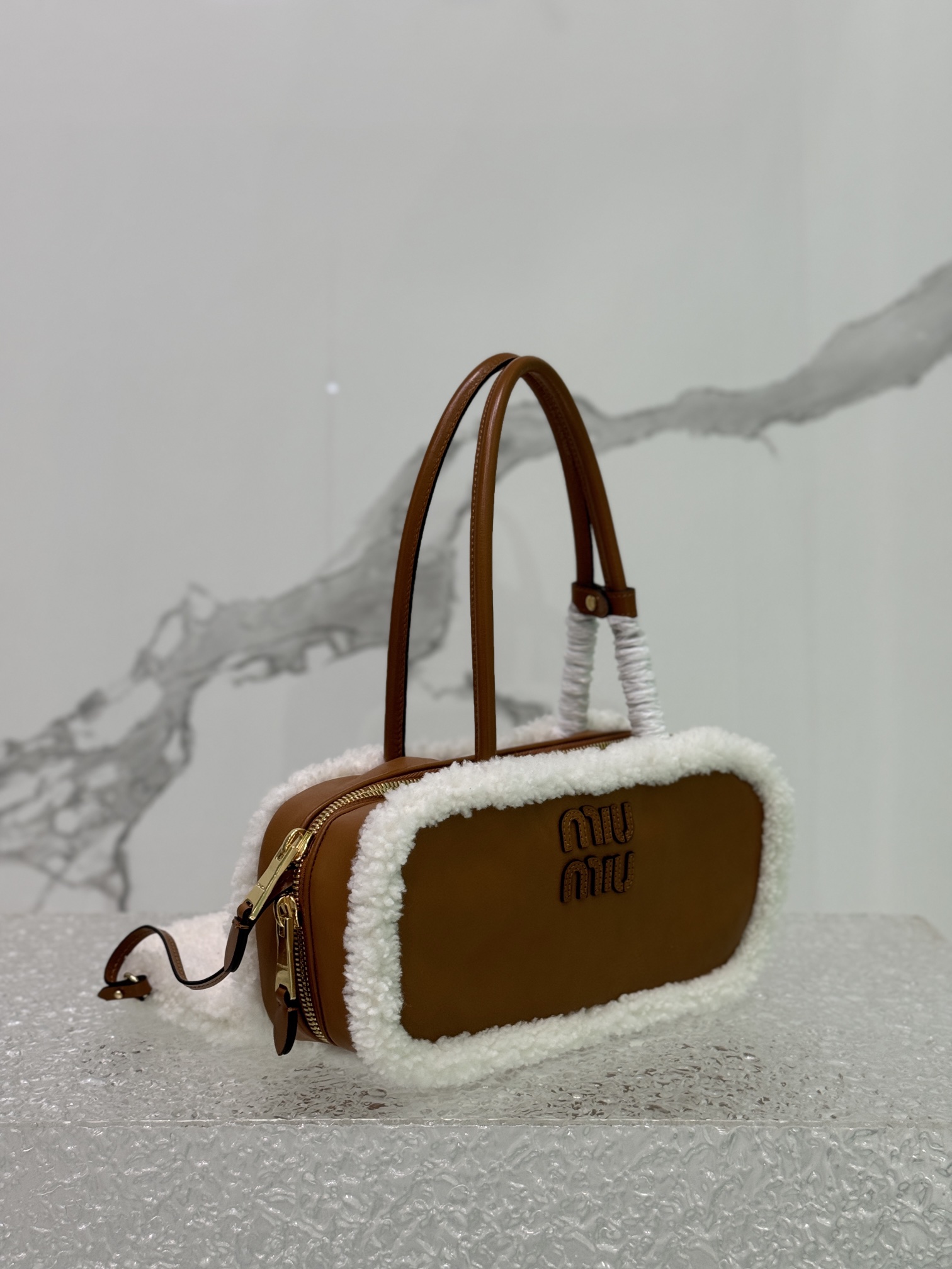 ❤️ lamb's woolMiuMiu new size briefcase using top imported calfskin leather smooth delicate soft cotton satin lining this bag is cool framing exquisite multi-functional design fusion of men's and women's elements of casual laziness natural spontaneity full of personality oversized capacity is also very lightweight simple but not simple new size adaptability higher the major fashion trendsetters almost manually a Model No.:5bb148Size: 29X17X9cm (with original packaging)