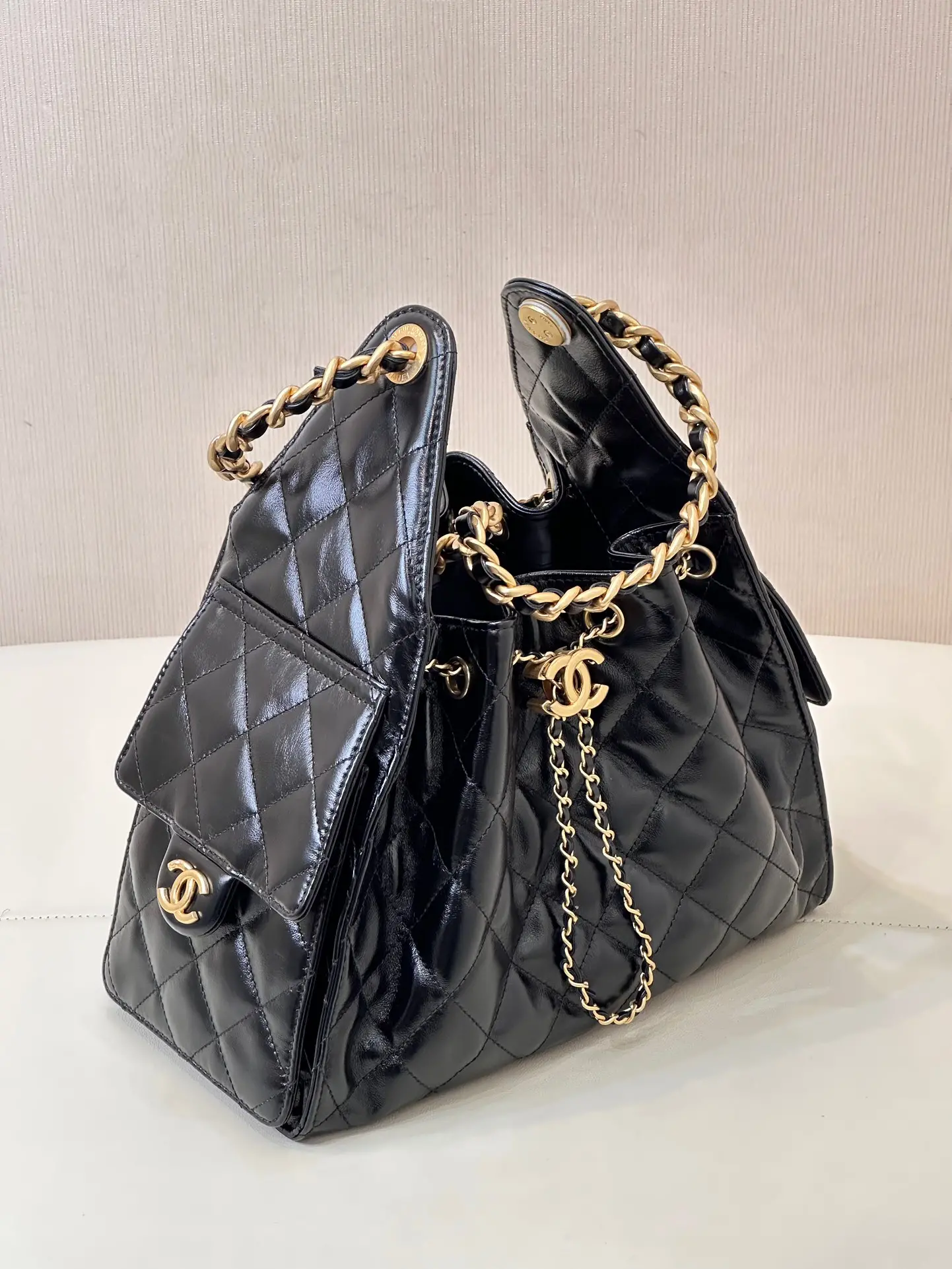 Picture [6]-CHANEL hippie Hobo bag body is very street sense of space is also quite large on the effect of the body and the overall wear will let you instantly want to plant grass side of the pocket decorated with a very urban sense of work style to the overall increase a lot of fashion factors this brand we have been out of a lot of things with the same channel there is no need to introduce more eyes closed to receive it is still our yyds series of exclusive raw materials! The original five diamonds out of the good stuff! Size: 30-26-14cm-High Faux Bags
