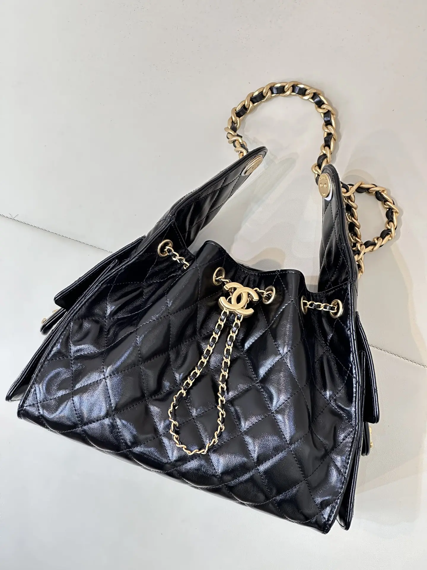 Picture [2]-CHANEL hippie Hobo bag body is very street sense of space is also quite large on the effect of the body and the overall wear will let you instantly want to plant grass side of the pocket decorated with a very urban sense of work style to the overall increase a lot of fashion factors this brand we have been out of a lot of things with the same channel there is no need to introduce more eyes closed to receive it is still our yyds series of exclusive raw materials! The original five diamonds out of the good stuff! Size: 30-26-14cm-High Faux Bags