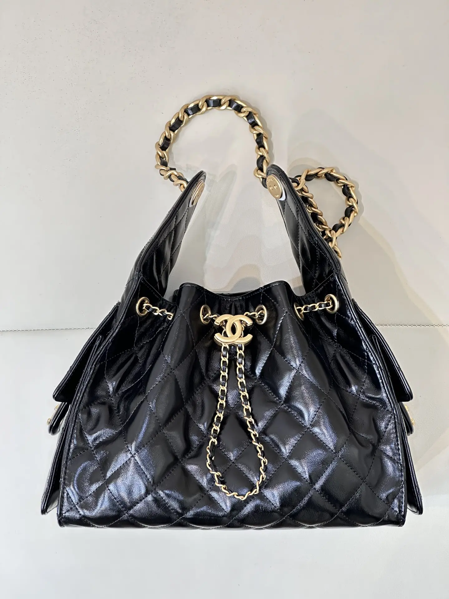 CHANEL hippie Hobo bag body is very street sense of space is also quite large on the effect of the body and the overall wear will let you instantly want to plant grass side pockets decorated with a very urban sense of work style to the overall increase a lot of fashion factors this brand we have been out of a lot of things with the same channel there is no need to introduce more eyes closed to receive is still our yyds series of exclusive raw materials of the original five gold just come out! Good stuff! Size: 30-26-14cm-high imitation bags