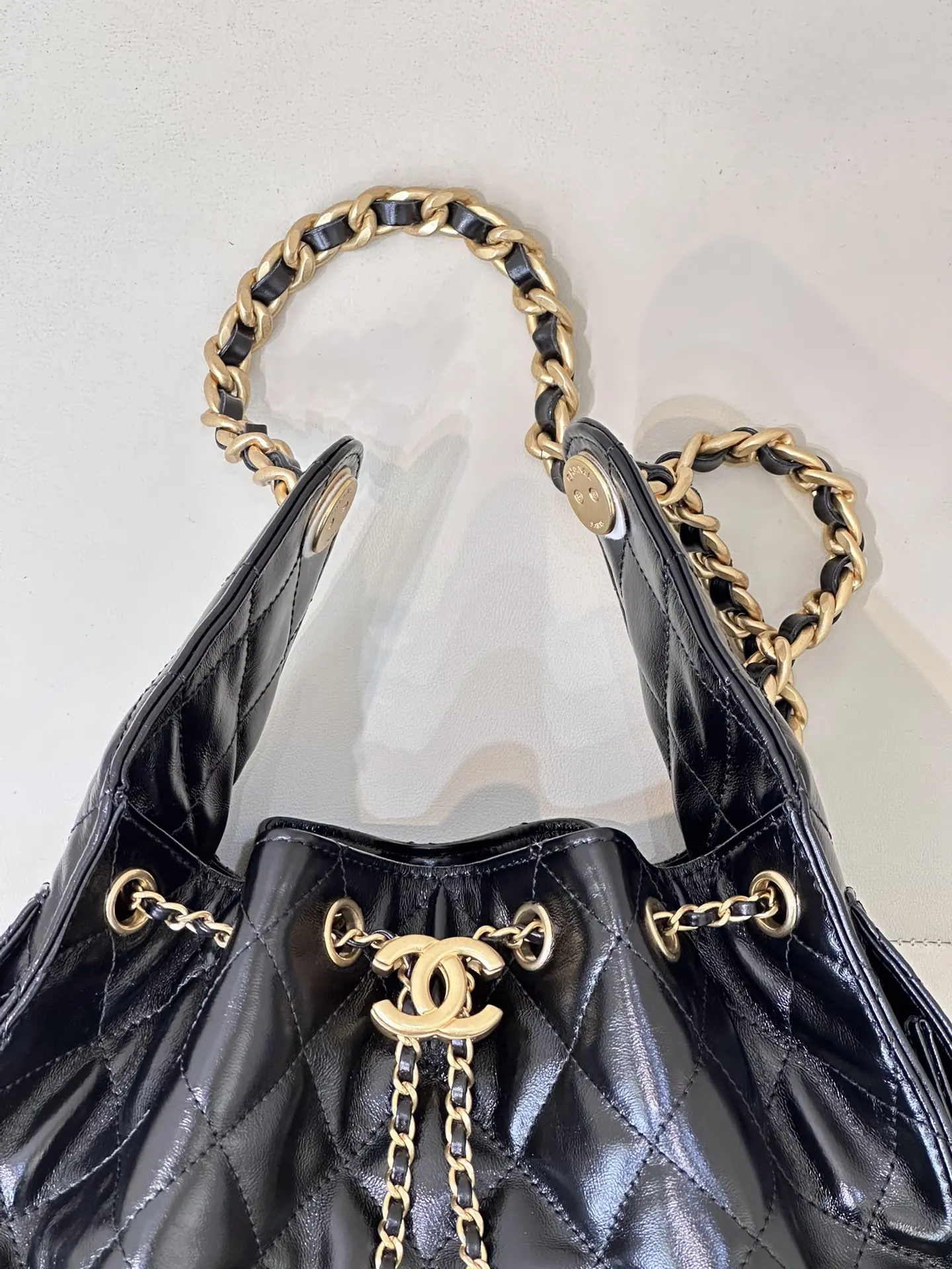 Picture [3]-CHANEL hippie Hobo bag body is very street sense of space is also quite large on the effect of the body and the overall wear will let you instantly want to plant grass side of the pocket decorated with a very urban sense of work style to the overall increase a lot of fashion factors this brand we have been out of a lot of things with the same channel there is no need to introduce more eyes closed to receive it is still our yyds series of exclusive raw materials! The original five diamonds out of the good stuff! Size: 30-26-14cm-High Faux Bags