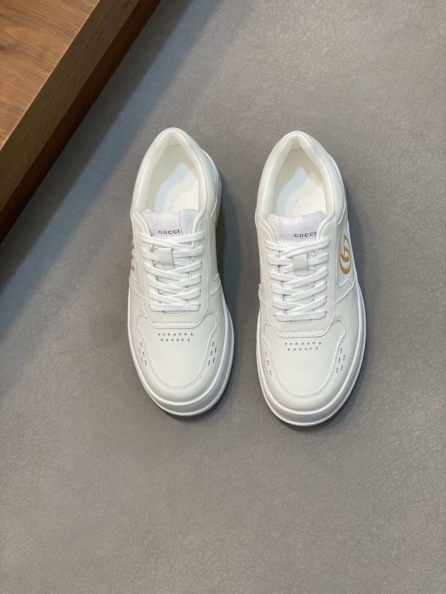 P840  Gucci 
  
-鞋面：纳帕小牛皮、荔纹小牛皮、电脑刺绣品牌图腾
-内里：水染牛皮
-大底：超轻TPU·橡胶；双色成型大底
-超高品控·做工精细：凸显(高端·贵气·档次)
-Size ：38-44（38 45可订做)-高仿包包