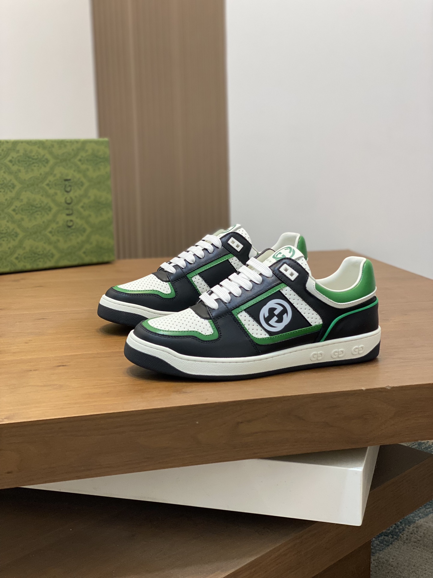 P860 Gucci -Upper: nappa calf leather, ly textured calf leather, embossed brand totem -Lining: water-dyed cowhide -Outsole: ultra-light TPU-rubber; two-color molding outsole -Ultra-high quality control -Fine workmanship: highlighting (high-end -noble-grade)-Size : 38-44 (38 45 can be customized)-High imitation bags