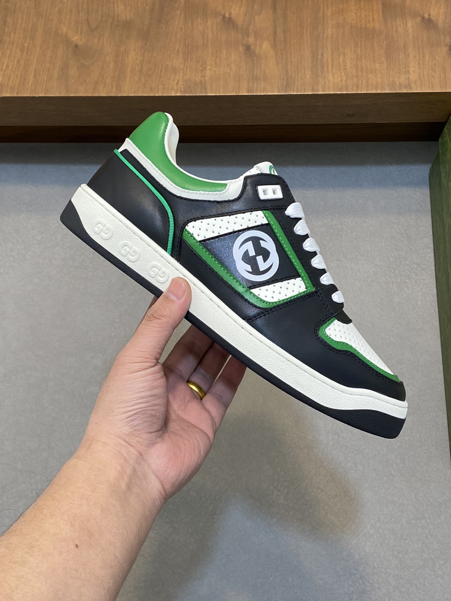 P860 Gucci -Upper: nappa calf leather, ly textured calf leather, embossed brand totem -Lining: water-dyed cowhide -Outsole: ultra-light TPU-rubber; two-color molding outsole -Ultra-high quality control -Fine workmanship: highlighting (high-end -noble-grade)-Size : 38-44 (38 45 can be customized)-High imitation bags