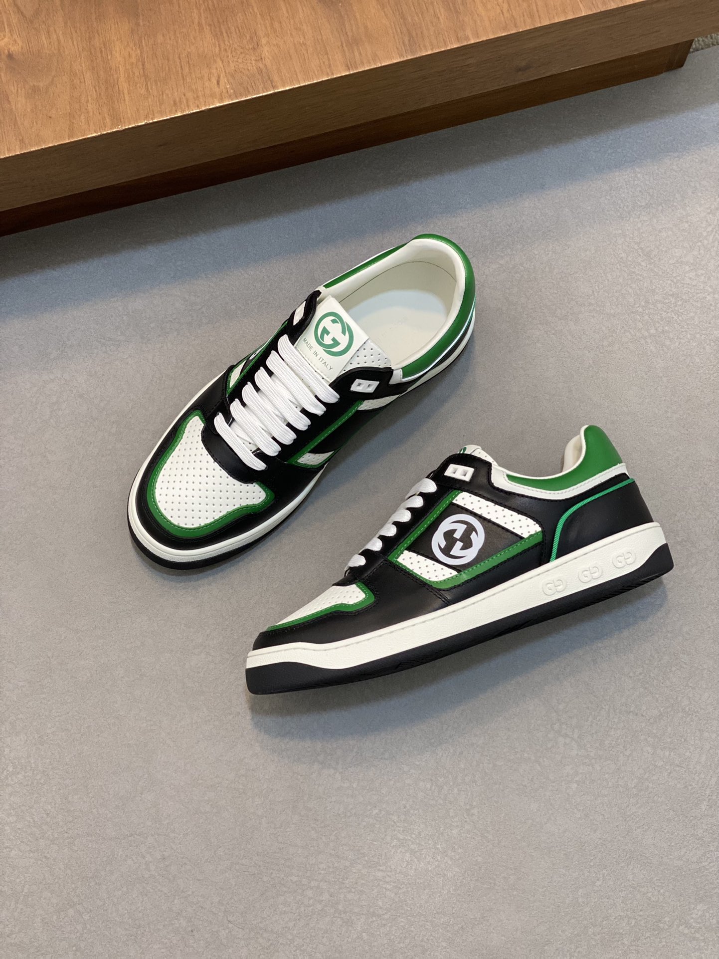 P860 Gucci -Upper: nappa calf leather, ly textured calf leather, embossed brand totem -Lining: water-dyed cowhide -Outsole: ultra-light TPU-rubber; two-color molding outsole -Ultra-high quality control -Fine workmanship: highlighting (high-end -noble-grade)-Size : 38-44 (38 45 can be customized)-High imitation bags