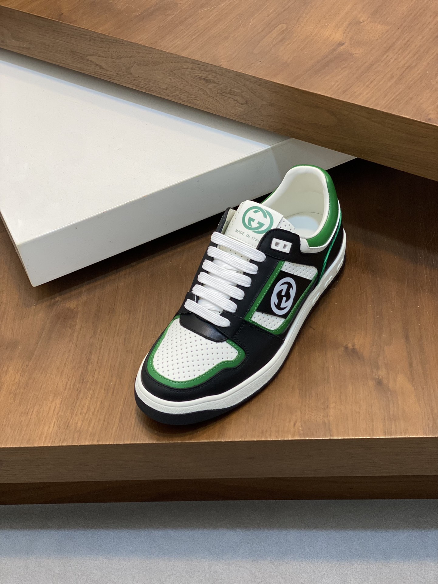 P860 Gucci -Upper: nappa calf leather, ly textured calf leather, embossed brand totem -Lining: water-dyed cowhide -Outsole: ultra-light TPU-rubber; two-color molding outsole -Ultra-high quality control -Fine workmanship: highlighting (high-end -noble-grade)-Size : 38-44 (38 45 can be customized)-High imitation bags