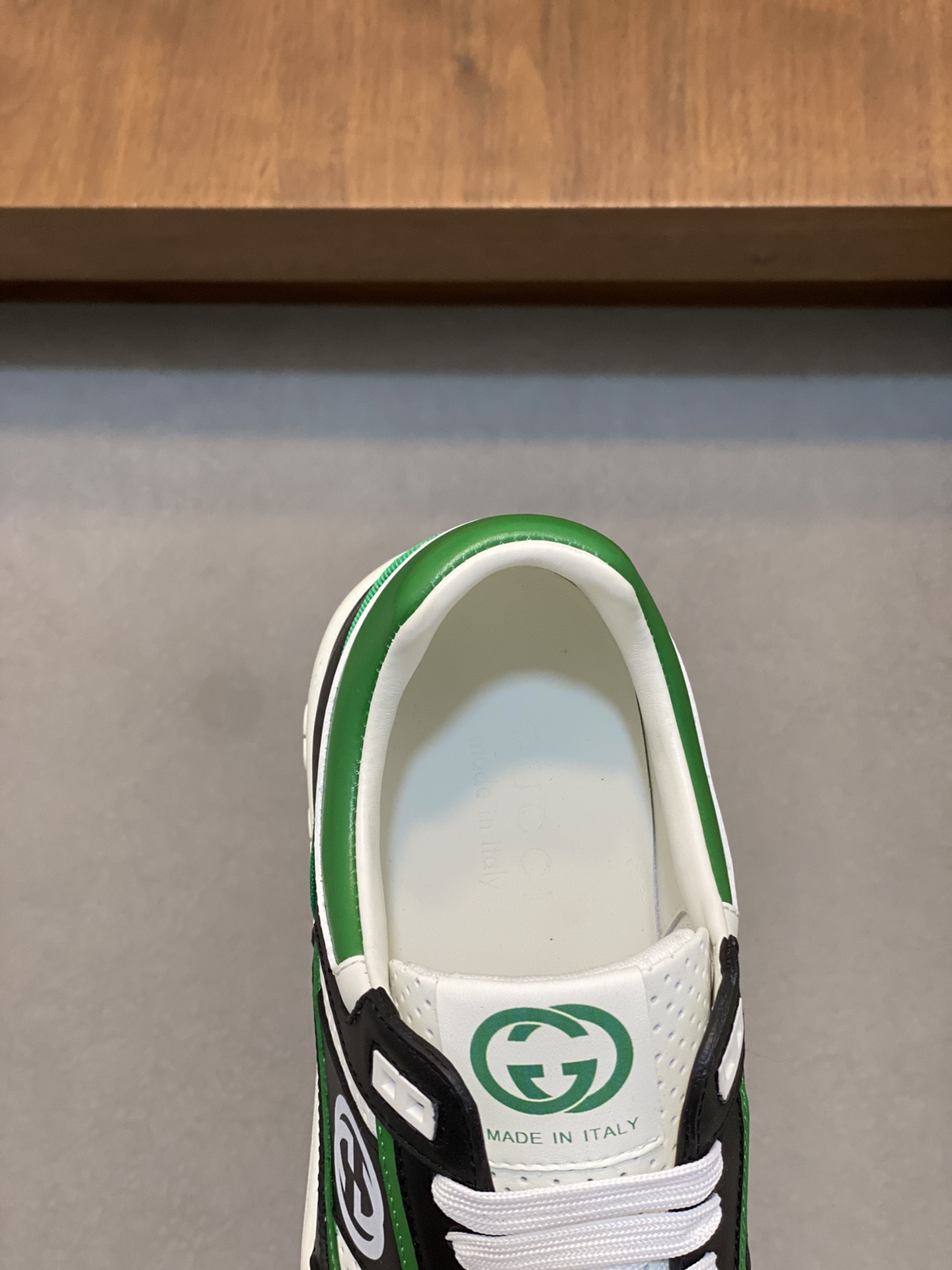 P860 Gucci -Upper: nappa calf leather, ly textured calf leather, embossed brand totem -Lining: water-dyed cowhide -Outsole: ultra-light TPU-rubber; two-color molding outsole -Ultra-high quality control -Fine workmanship: highlighting (high-end -noble-grade)-Size : 38-44 (38 45 can be customized)-High imitation bags
