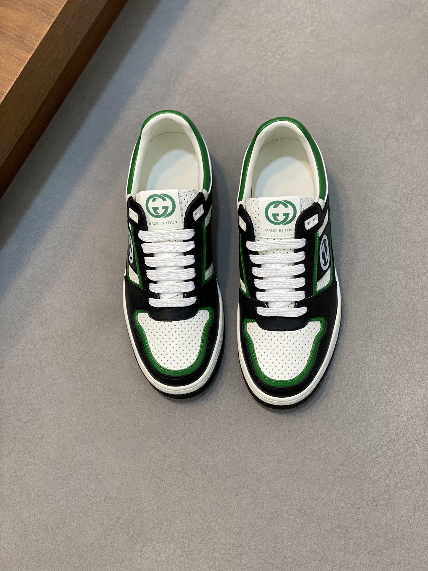 P860 Gucci -Upper: nappa calf leather, ly textured calf leather, embossed brand totem -Lining: water-dyed cowhide -Outsole: ultra-light TPU-rubber; two-color molding outsole -Ultra-high quality control -Fine workmanship: highlighting (high-end -noble-grade)-Size : 38-44 (38 45 can be customized)-High imitation bags