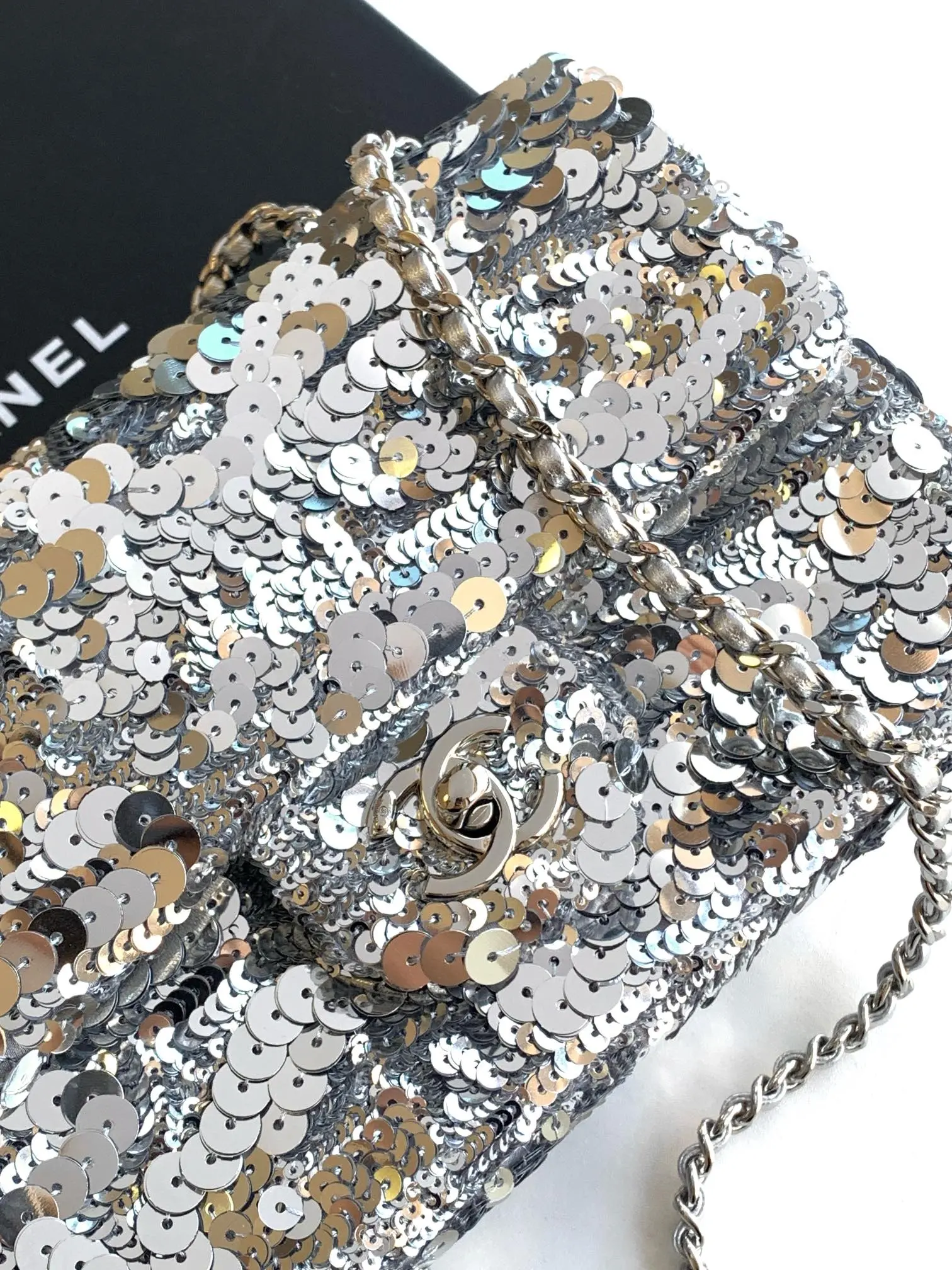 CHANEL CF20 silver super glitter sequins beads fall and winter filter SO BLACK fried street super cool in kind is simply beautiful fried super rare beads cost-effective super high this season's most worthwhile bag color sequins splicing glittering love is simply unlimited amplification of its charm temperament elegance and fashion trend are synonymous with it as a dinner bag is also very suitable for a lifelong treasures of theSize 14-21-8