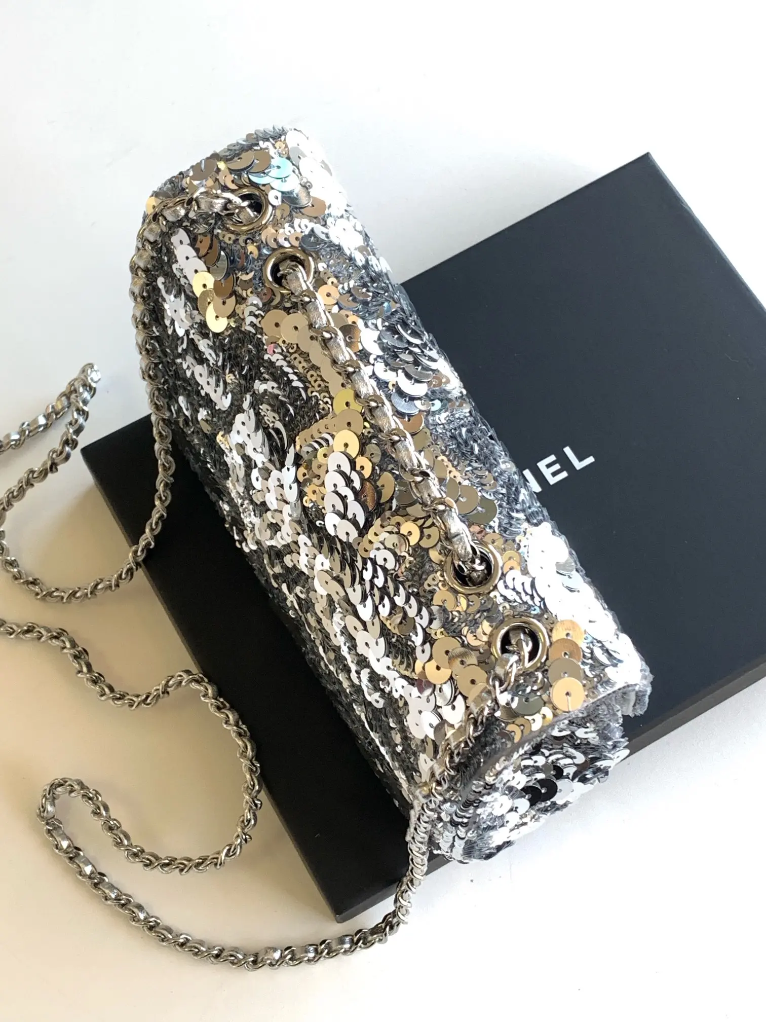 CHANEL CF20 silver super glitter sequins beads fall and winter filter SO BLACK fried street super cool in kind is simply beautiful fried super rare beads cost-effective super high this season's most worthwhile bag color sequins splicing glittering love is simply unlimited amplification of its charm temperament elegance and fashion trend are synonymous with it as a dinner bag is also very suitable for a lifelong treasures of theSize 14-21-8
