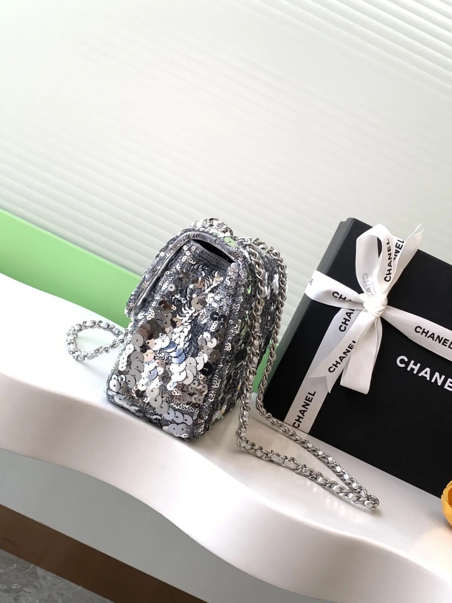 CHANEL CF20 silver super glitter sequins beads fall and winter filter SO BLACK fried street super cool in kind is simply beautiful fried super rare beads cost-effective super high this season's most worthwhile bag color sequins splicing glittering love is simply unlimited amplification of its charm temperament elegance and fashion trend are synonymous with it as a dinner bag is also very suitable for a lifelong treasures of theSize 14-21-8