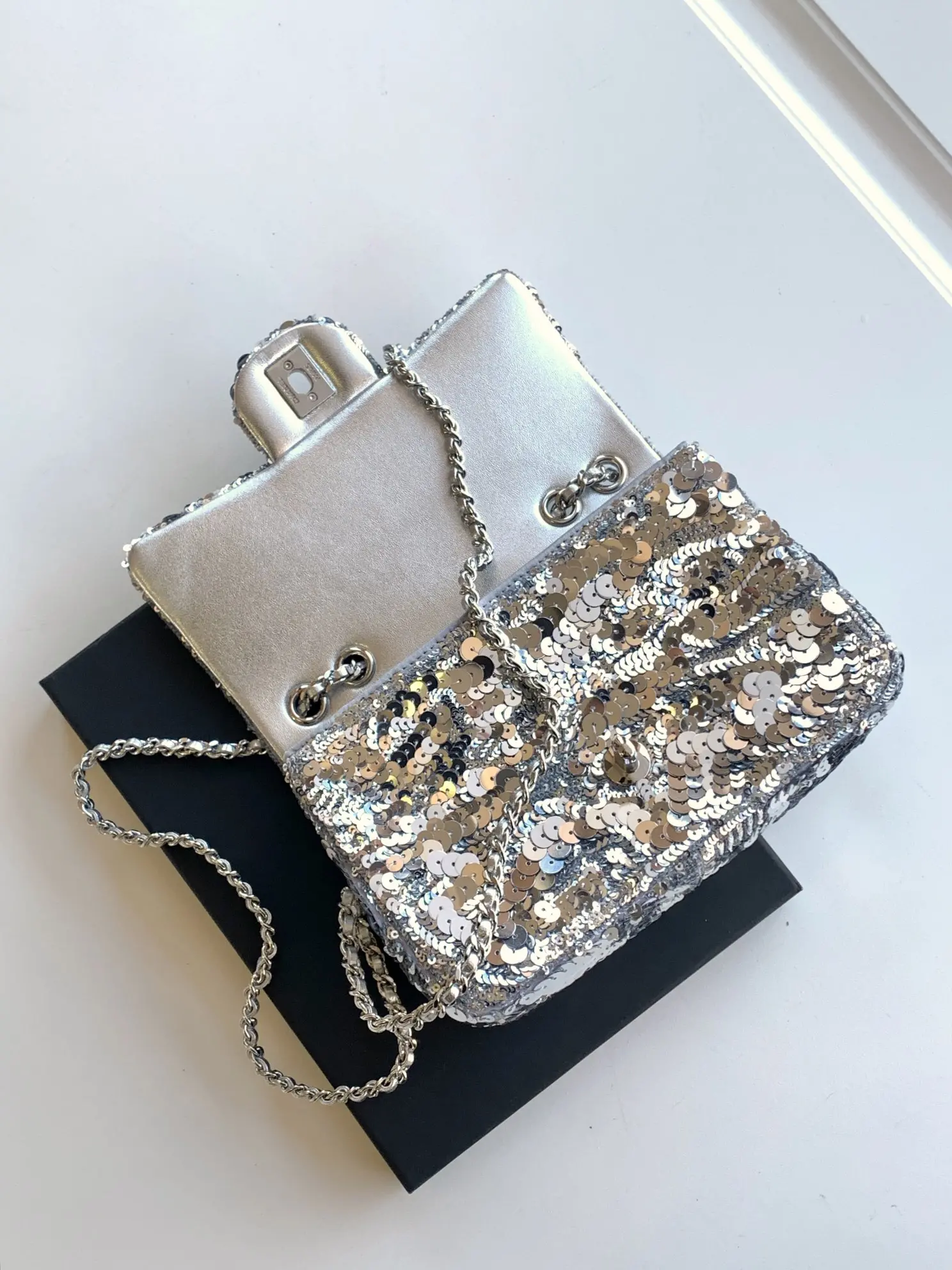 CHANEL CF20 silver super glitter sequins beads fall and winter filter SO BLACK fried street super cool in kind is simply beautiful fried super rare beads cost-effective super high this season's most worthwhile bag color sequins splicing glittering love is simply unlimited amplification of its charm temperament elegance and fashion trend are synonymous with it as a dinner bag is also very suitable for a lifelong treasures of theSize 14-21-8