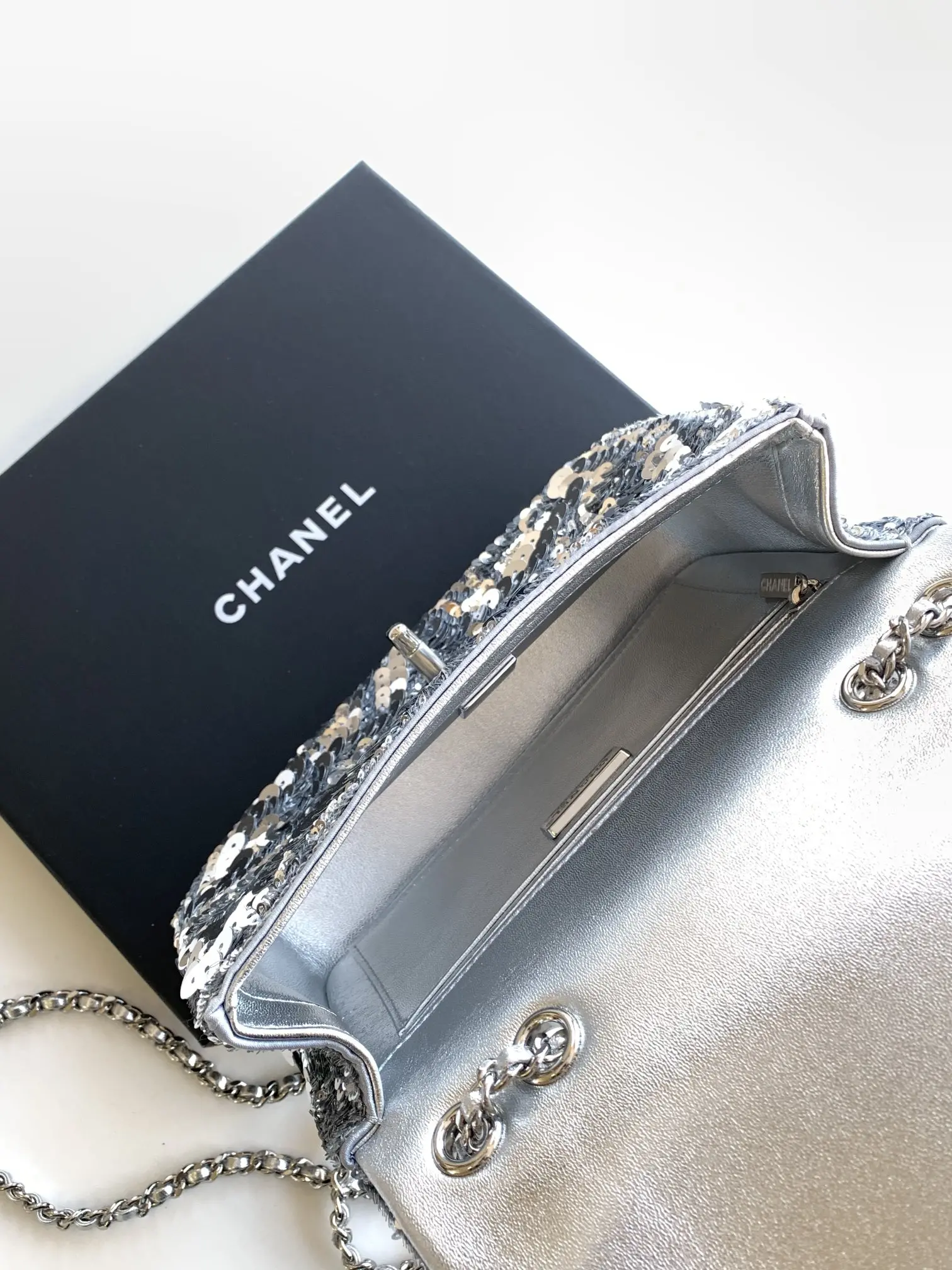 CHANEL CF20 silver super glitter sequins beads fall and winter filter SO BLACK fried street super cool in kind is simply beautiful fried super rare beads cost-effective super high this season's most worthwhile bag color sequins splicing glittering love is simply unlimited amplification of its charm temperament elegance and fashion trend are synonymous with it as a dinner bag is also very suitable for a lifelong treasures of theSize 14-21-8