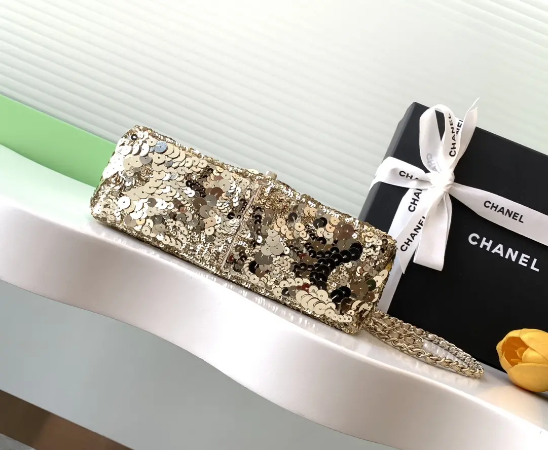图片[4]-CHANEL CF金色超闪亮片珠片秋冬季滤镜SO BLACK炸街超酷 实物简直美炸了超级少有的珠片性价比超高本季最值得买的包颜色亮片的拼接闪闪惹人爱简直无限放大了它的魅力气质优雅时尚潮流都是它的代名词作为晚宴包也很适合 是一款可以一辈子珍藏的
尺寸14-21-8-高仿包包