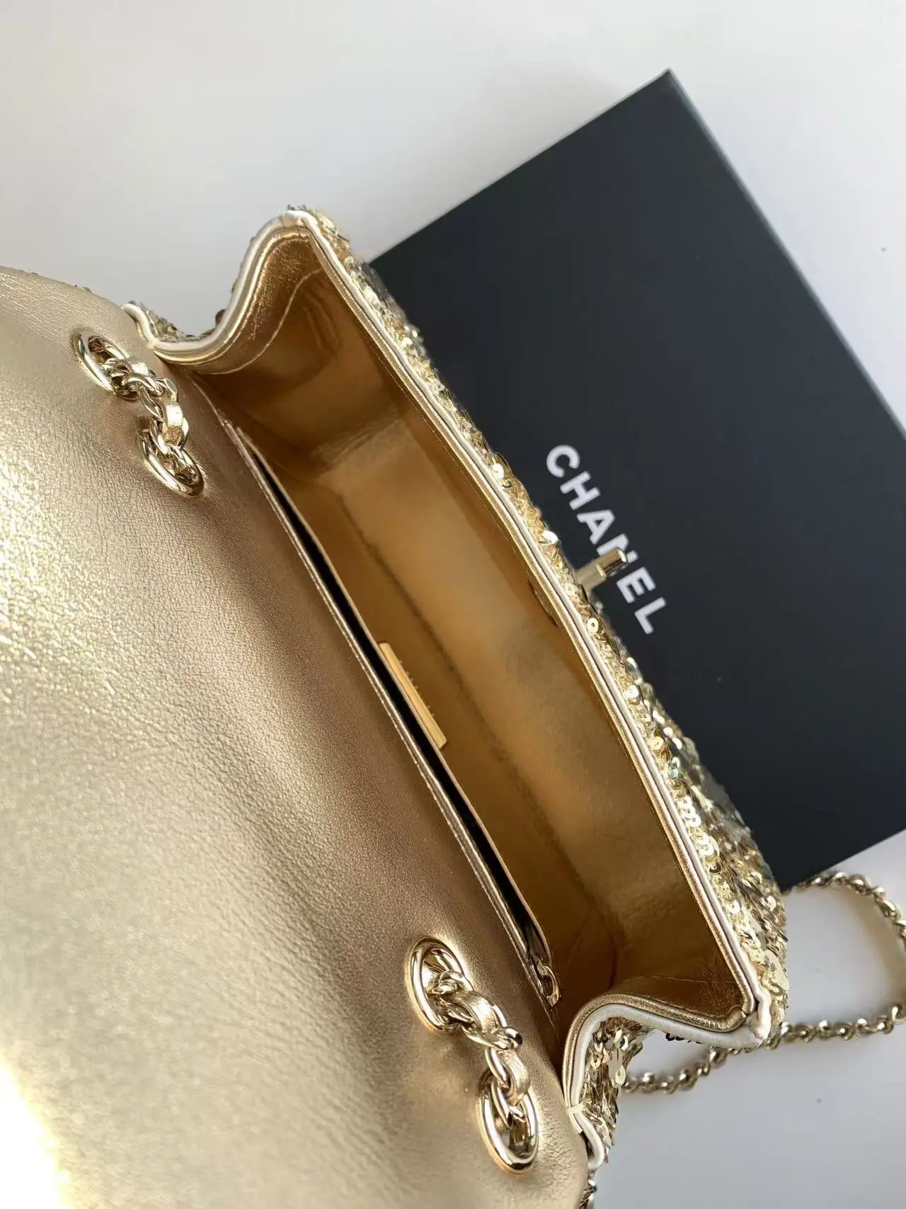 图片[7]-CHANEL CF金色超闪亮片珠片秋冬季滤镜SO BLACK炸街超酷 实物简直美炸了超级少有的珠片性价比超高本季最值得买的包颜色亮片的拼接闪闪惹人爱简直无限放大了它的魅力气质优雅时尚潮流都是它的代名词作为晚宴包也很适合 是一款可以一辈子珍藏的
尺寸14-21-8-高仿包包