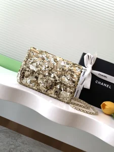 CHANEL CF金色超闪亮片珠片秋冬季滤镜SO BLACK炸街超酷 实物简直美炸了超级少有的珠片性价比超高本季最值得买的包颜色亮片的拼接闪闪惹人爱简直无限放大了它的魅力气质优雅时尚潮流都是它的代名词作为晚宴包也很适合 是一款可以一辈子珍藏的
尺寸14-21-8-高仿包包