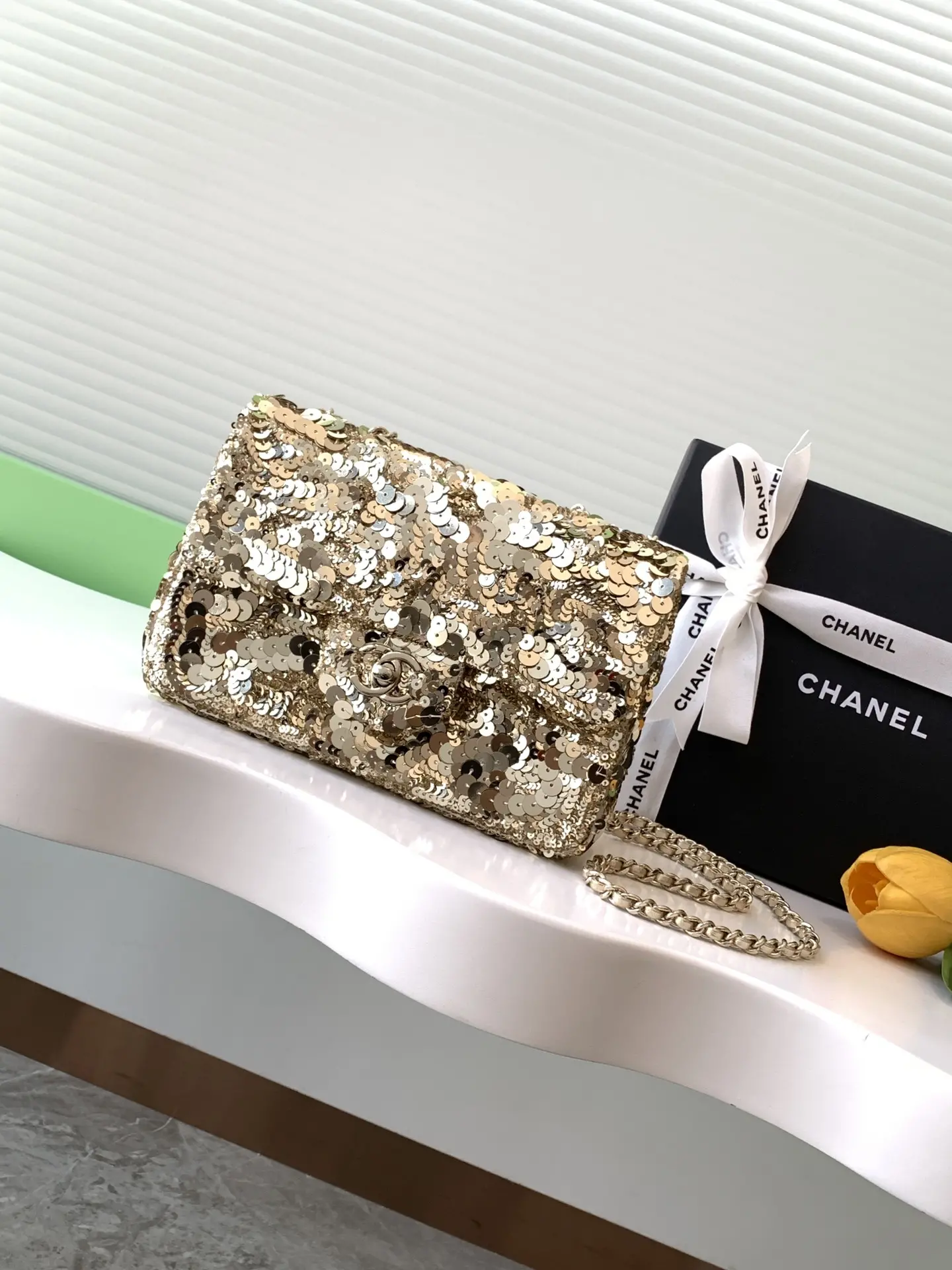 CHANEL CF金色超闪亮片珠片秋冬季滤镜SO BLACK炸街超酷 实物简直美炸了超级少有的珠片性价比超高本季最值得买的包颜色亮片的拼接闪闪惹人爱简直无限放大了它的魅力气质优雅时尚潮流都是它的代名词作为晚宴包也很适合 是一款可以一辈子珍藏的
尺寸14-21-8-高仿包包